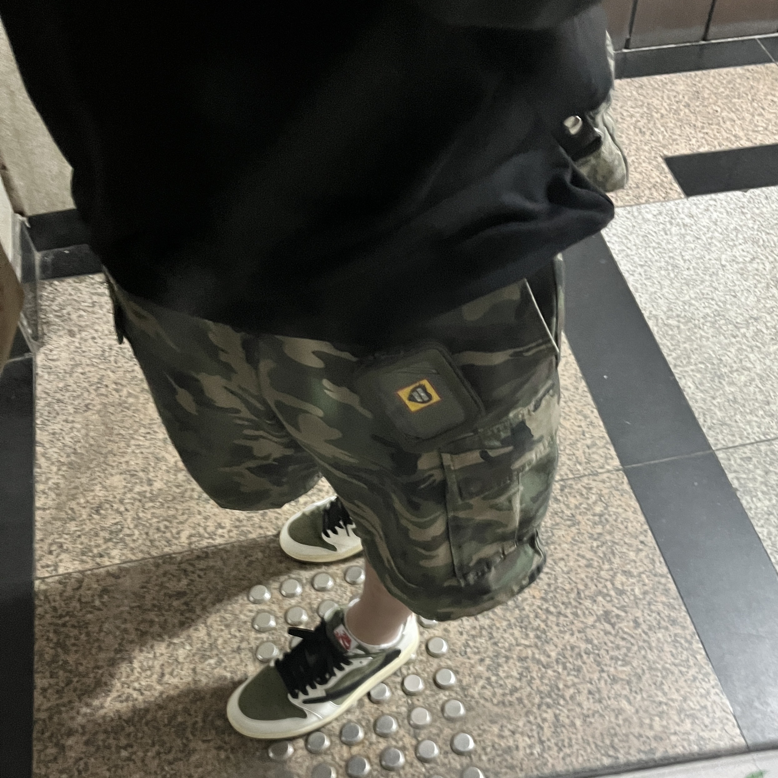 Jordan 1 x Travis Scott Retro Low OG SP Reverse Olive, Human Made Military Card Case Olive Drab 착용 스타일 - 3