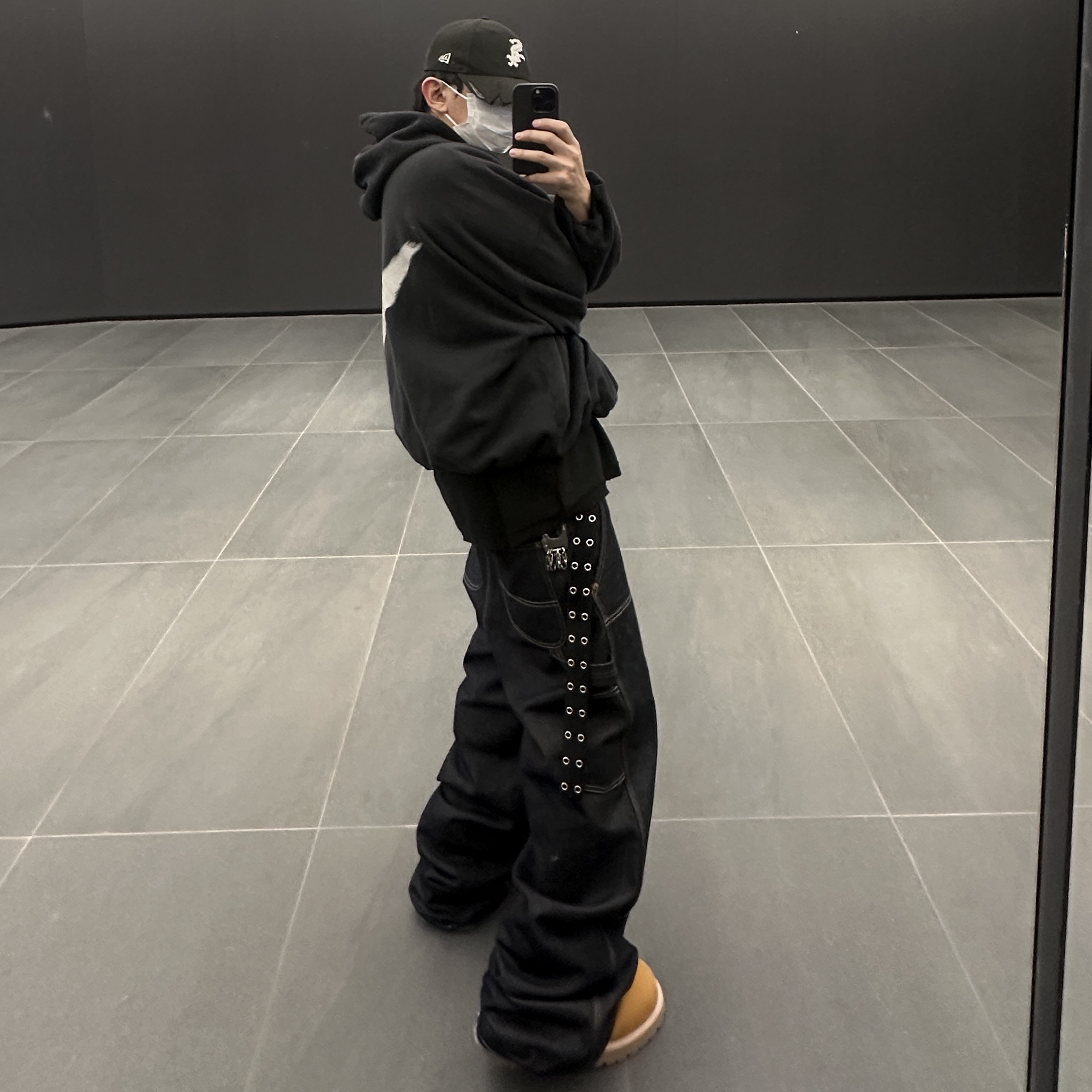 Yeezy Gap Engineered By Balenciaga Dove Hoodie Washed Black 착용 스타일