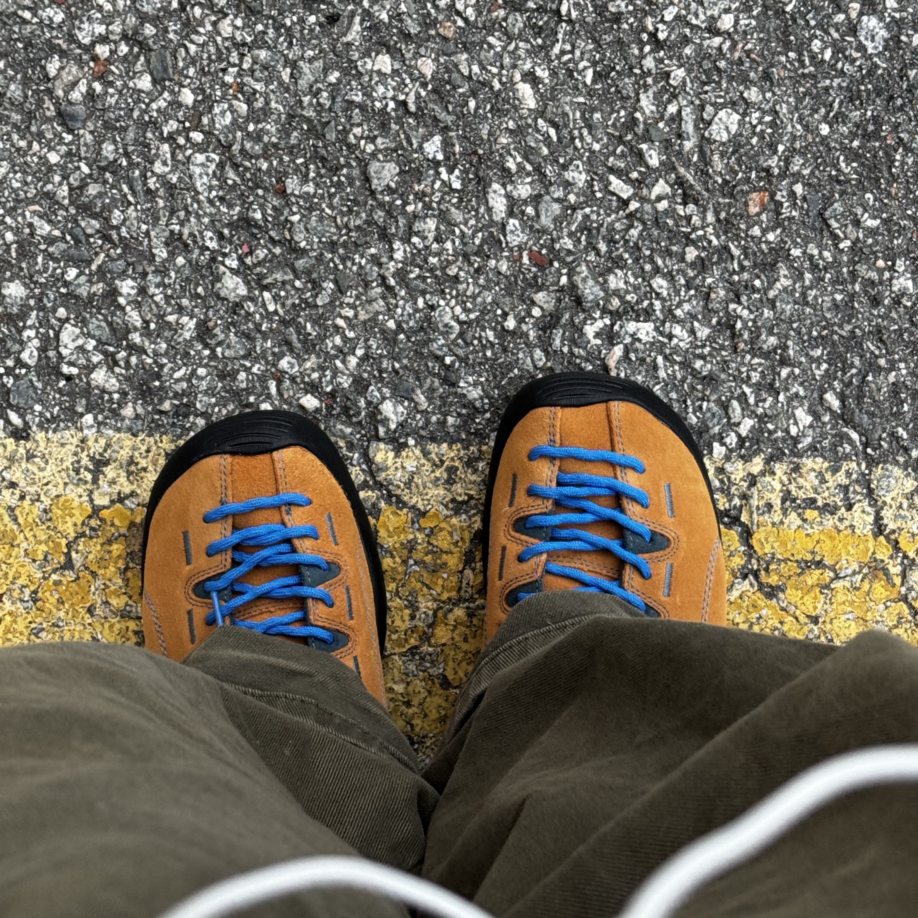 Keen Jasper Suede Sneakers Camel 착용 스타일