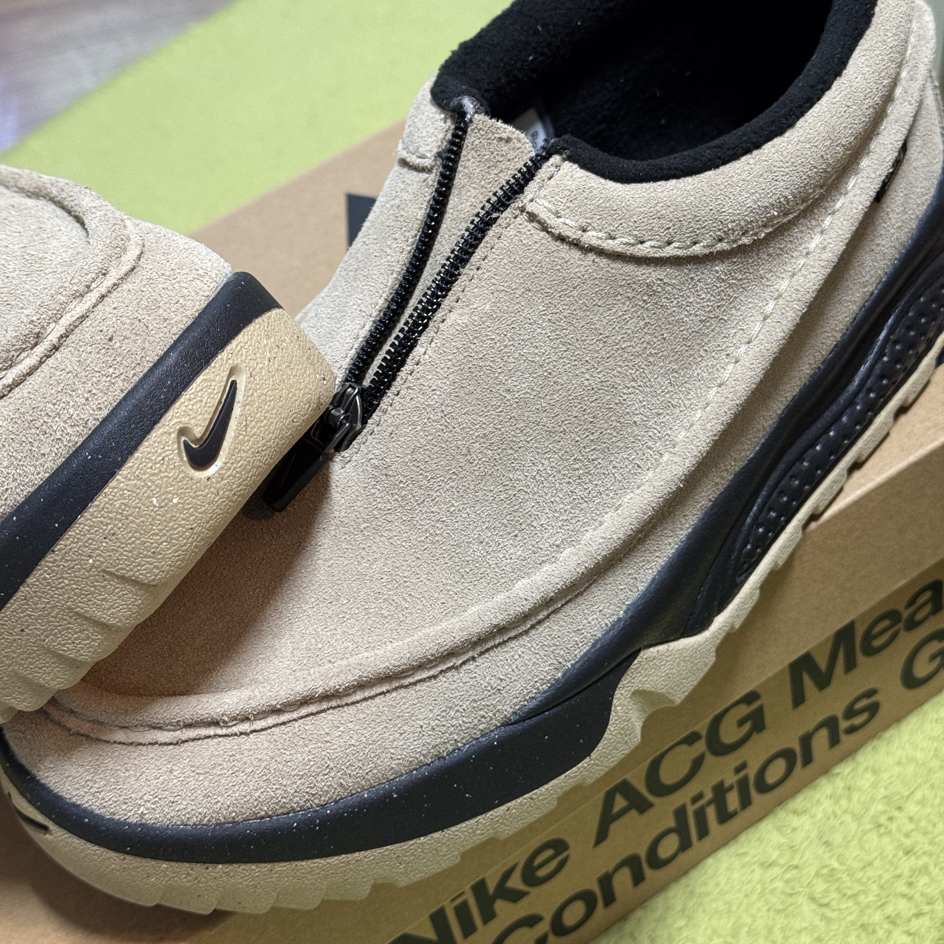 Nike ACG Izy Khaki and Black 착용 스타일
