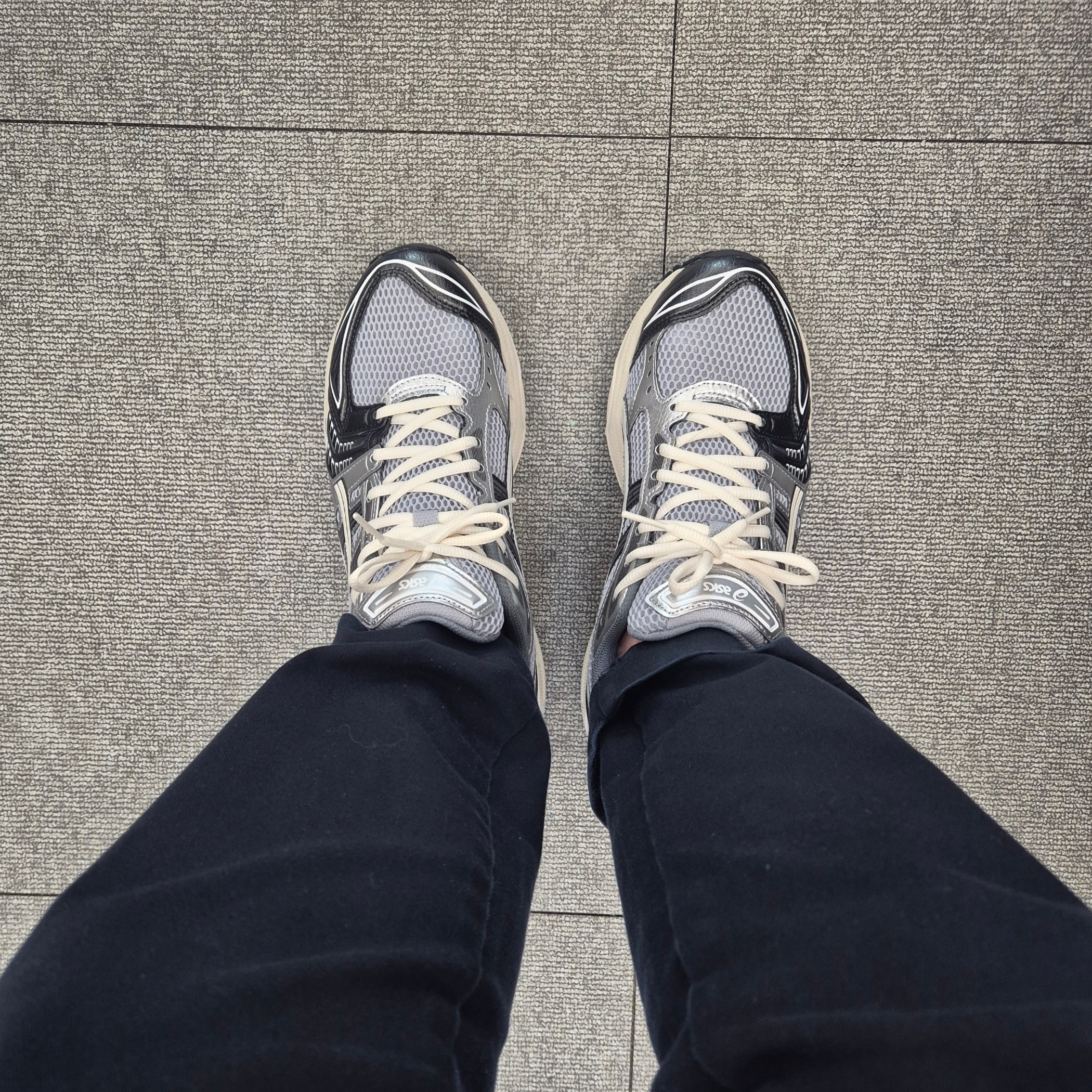 Asics Gel-Kayano 14 Black Glacier Grey 착용 스타일