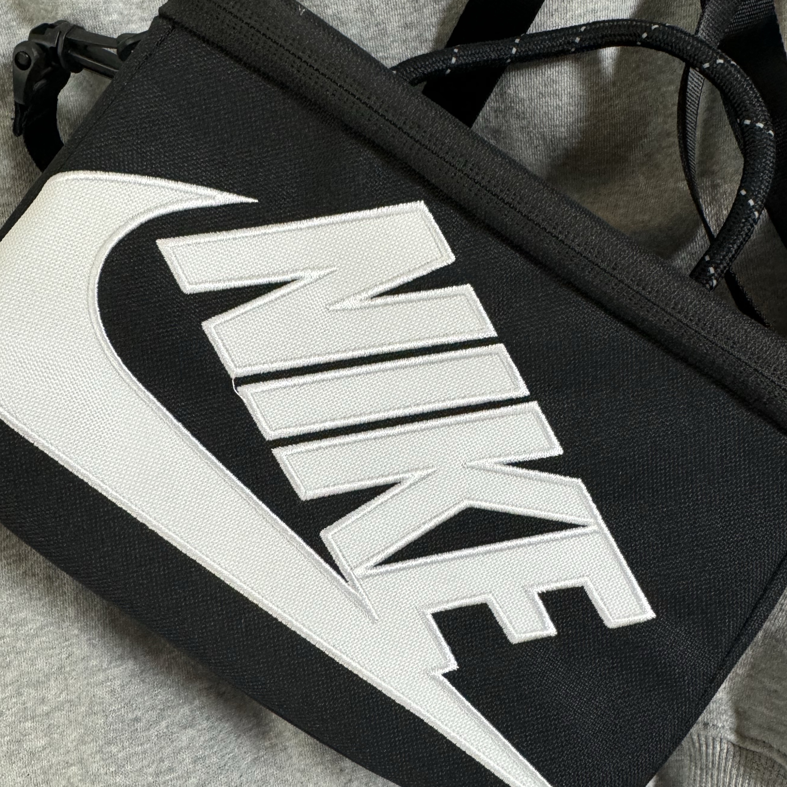 NIke Mini Shoebox Crossbody Bag 3L Black 착용 스타일