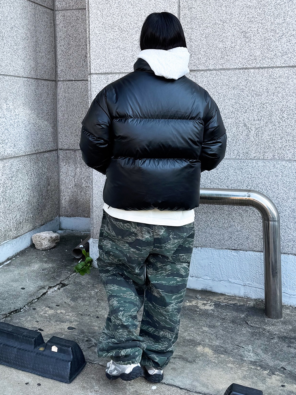 QT8 GARMENTS Glossy Duck Down Short Padding Black, Fila Echappe MS Silver Moon 착용 스타일 - 2