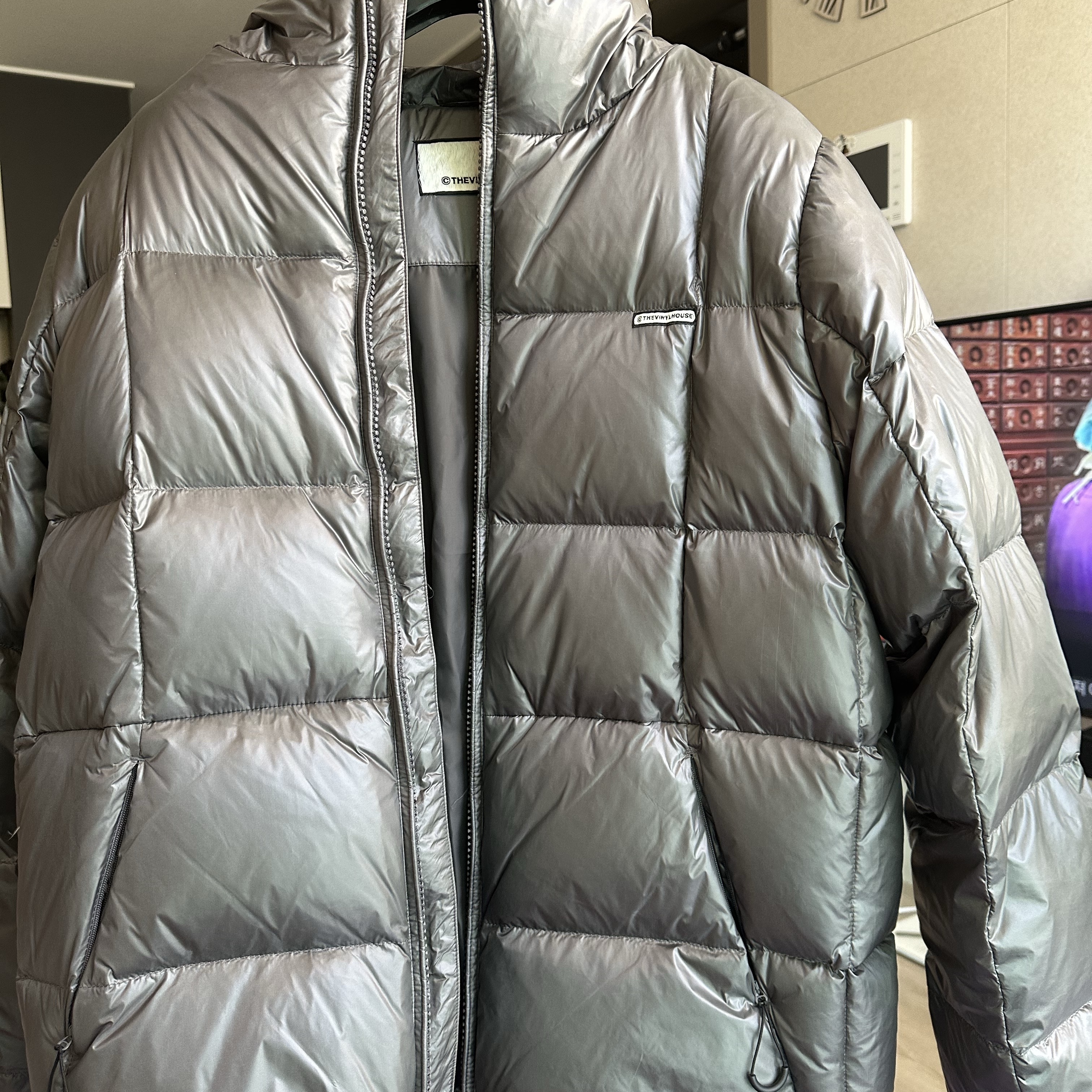 Thevinylhouse Hooded Duck Down Jacket Charcoal 착용 스타일