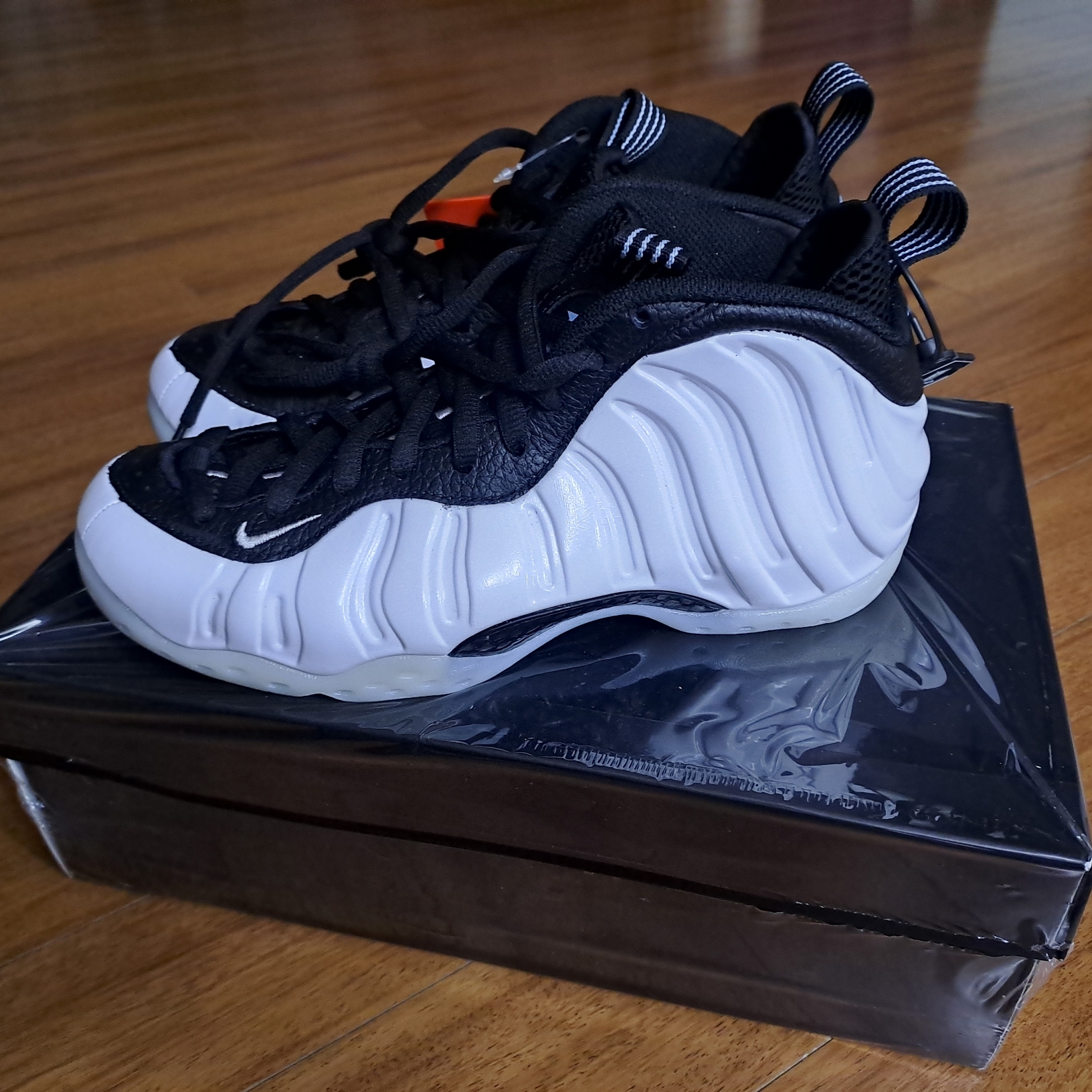 Nike Air Foamposite One White and Black 착용 스타일 - 2