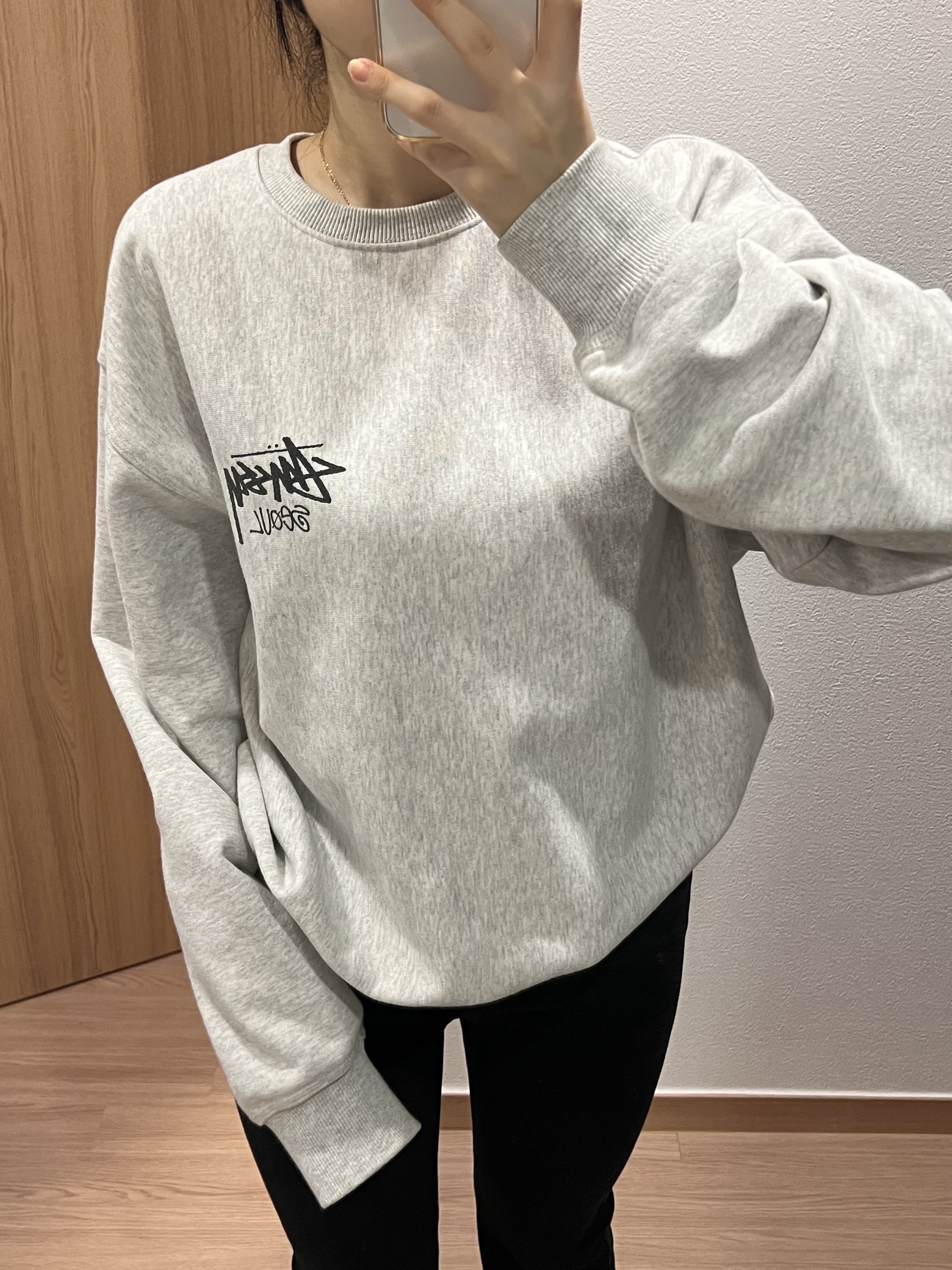 Stussy Stock Seoul Crew Ash Heather 2023, Stussy Stock Seoul Crew Ash Heather 착용 스타일 - 1