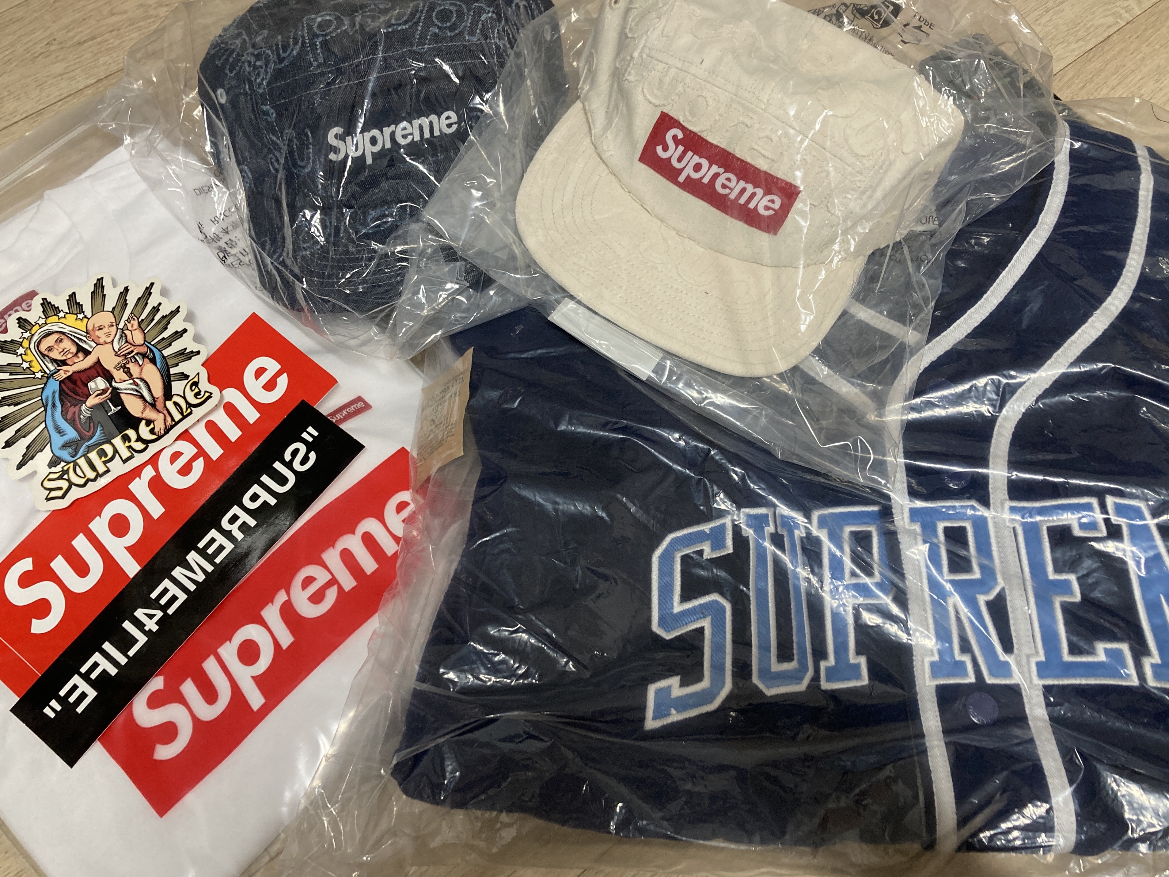 Supreme Lasered Denim Camp Cap White - 24FW, Supreme Polartec Baseball Jersey Navy - 24FW 착용 스타일