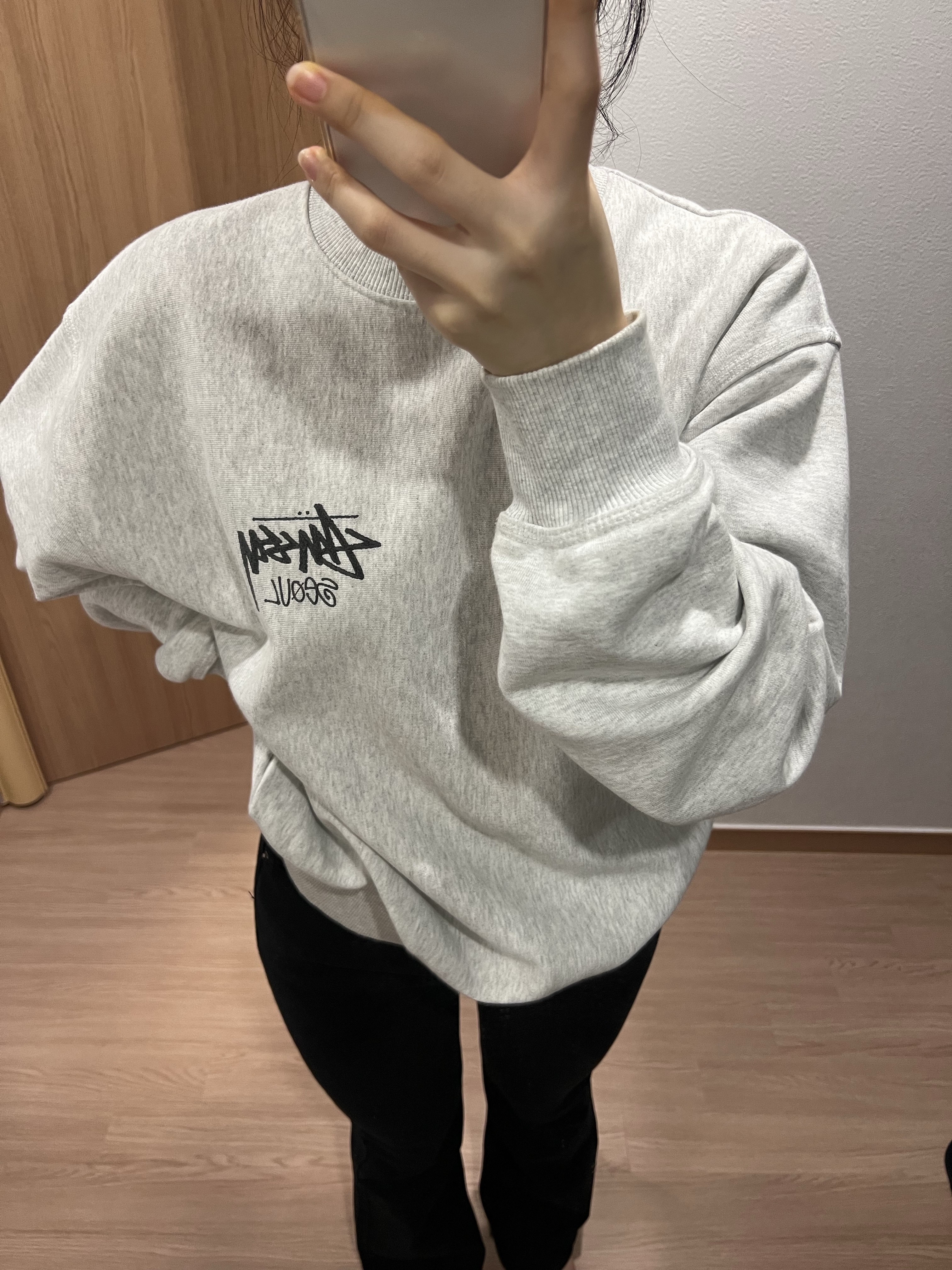 Stussy Stock Seoul Crew Ash Heather 2023, Stussy Stock Seoul Crew Ash Heather 착용 스타일 - 2