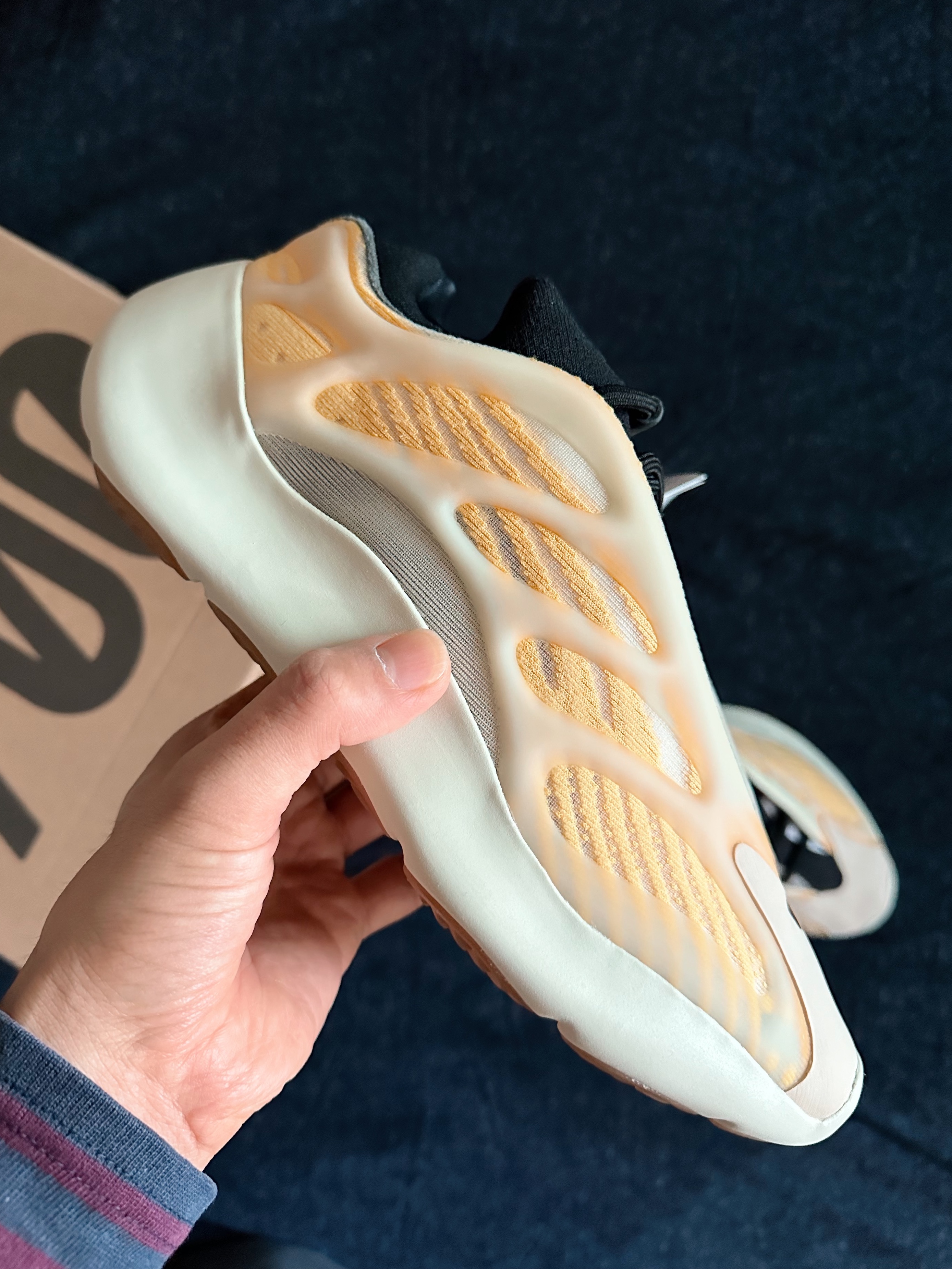 Adidas Yeezy 700 V3 Mono Safflower 착용 스타일 - 1