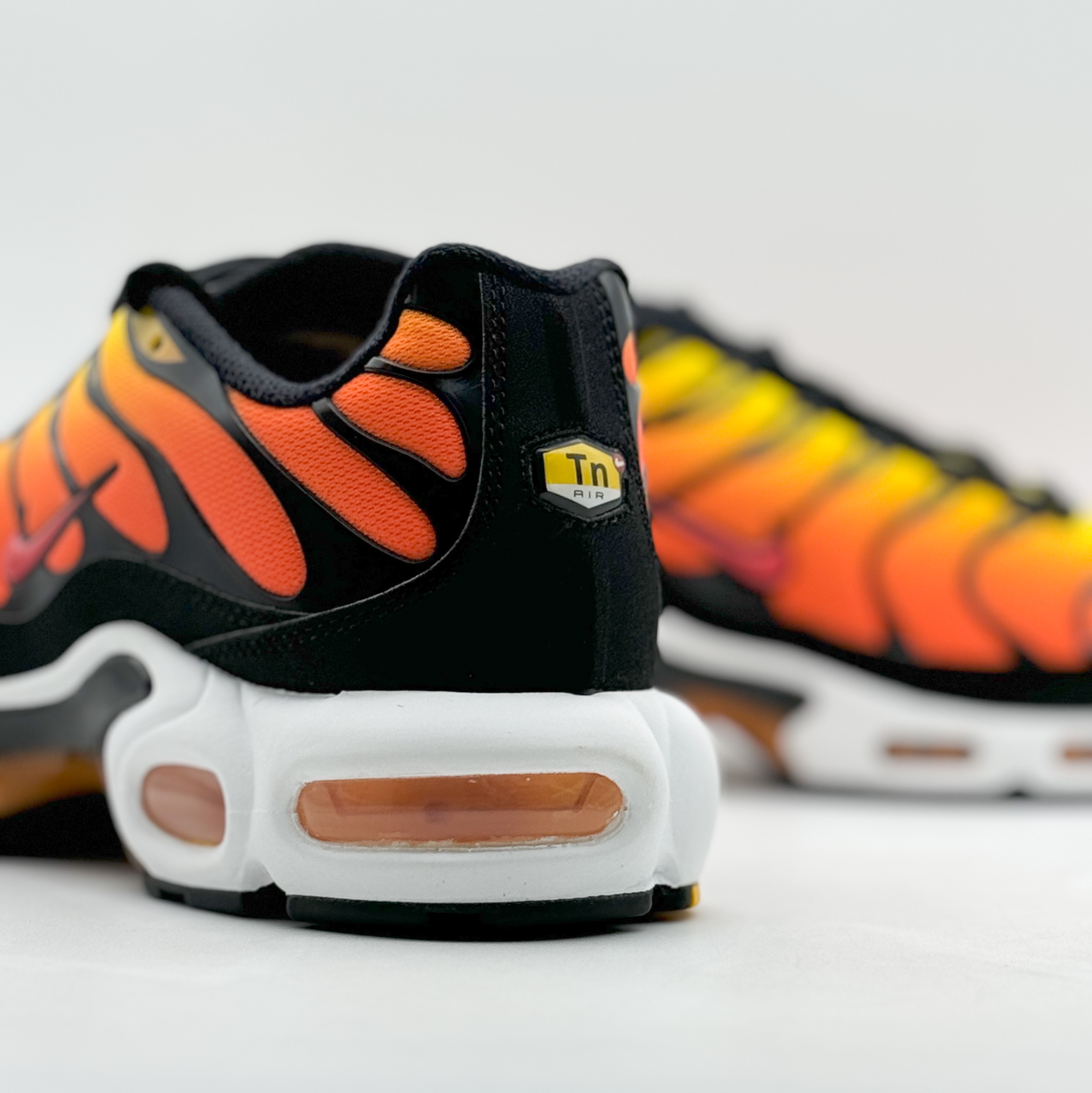 Nike Air Max Plus Bright Ceramic and Tour Yellow 착용 스타일 - 5