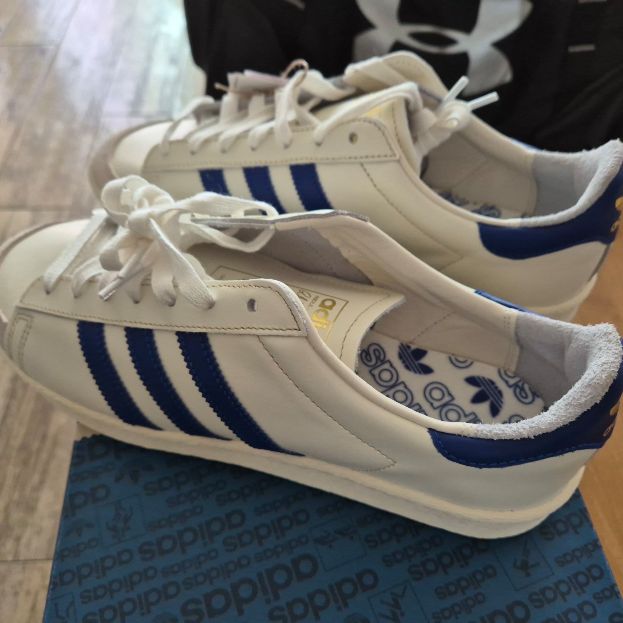 Adidas Jabbar OG Low Off White Collegiate Royal 착용 스타일 - 2
