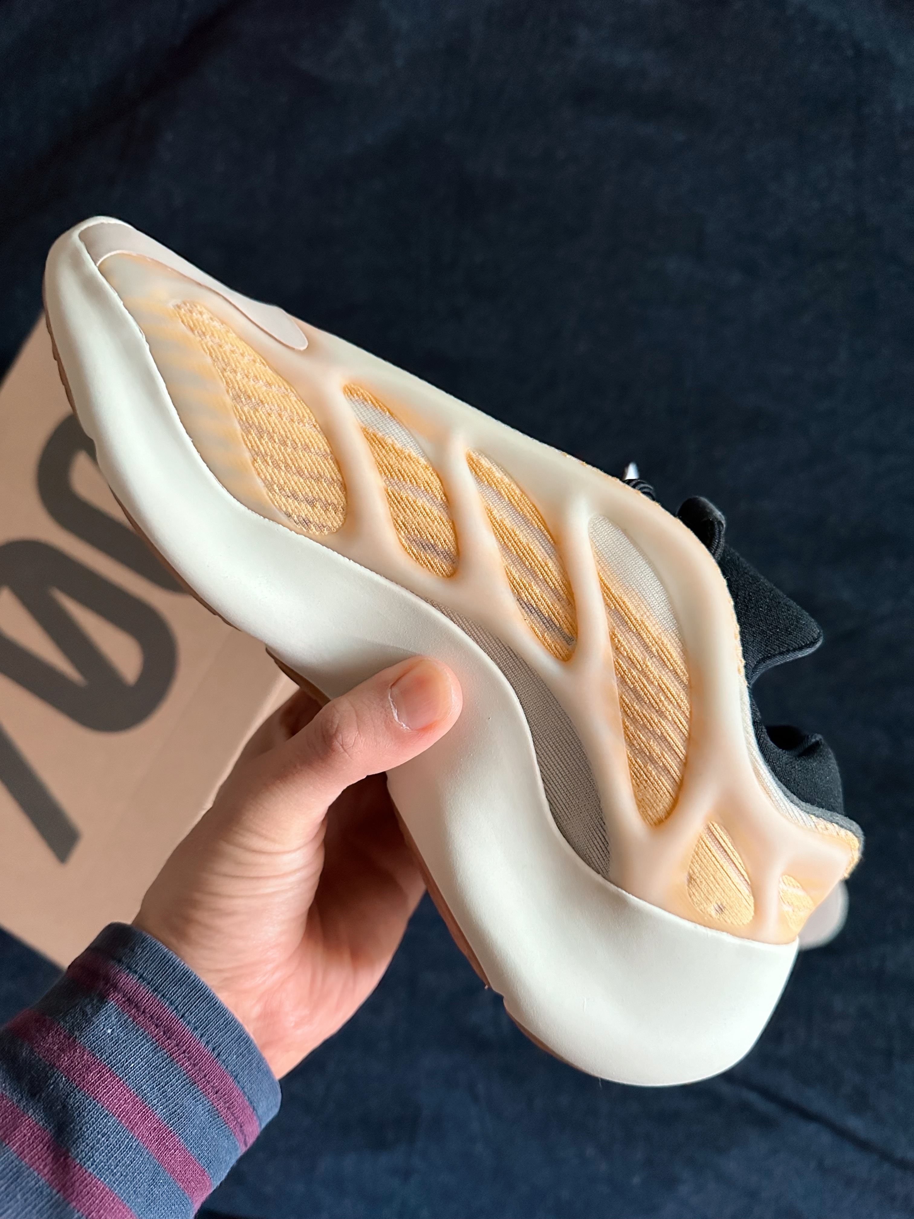 Adidas Yeezy 700 V3 Mono Safflower 착용 스타일 - 2