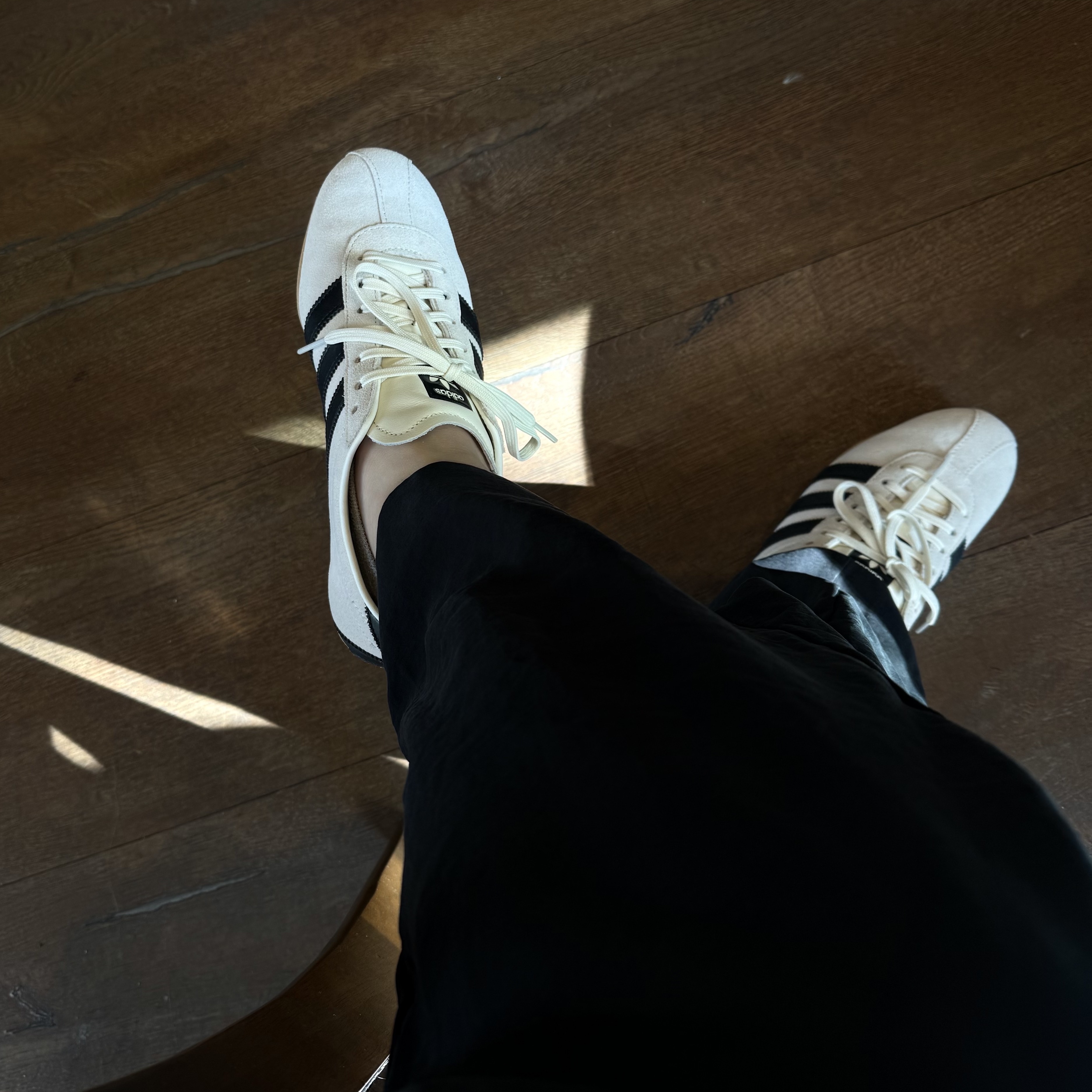 (W) Adidas Tokyo Off White Core Black 착용 스타일