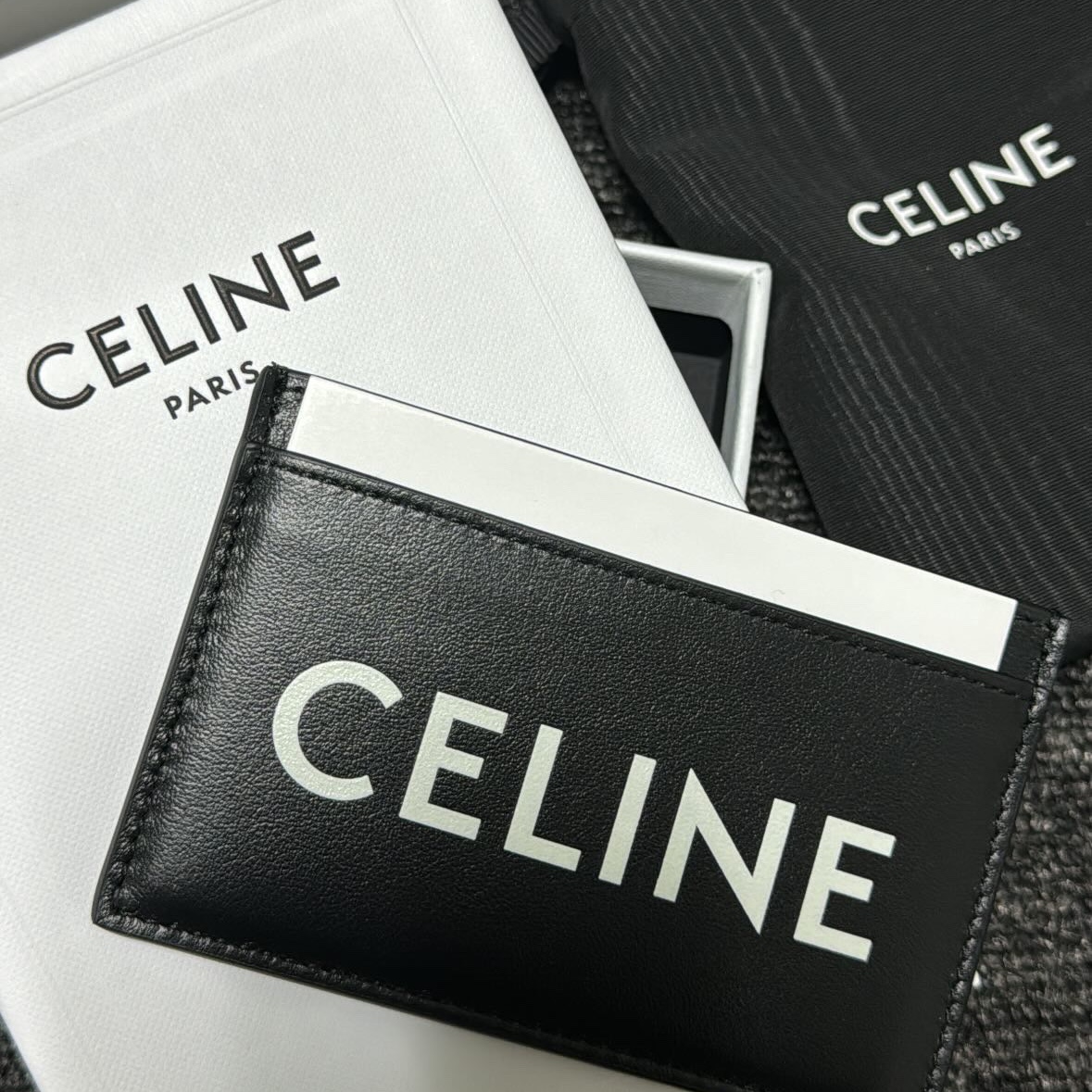 Celine Card Holder Black 착용 스타일