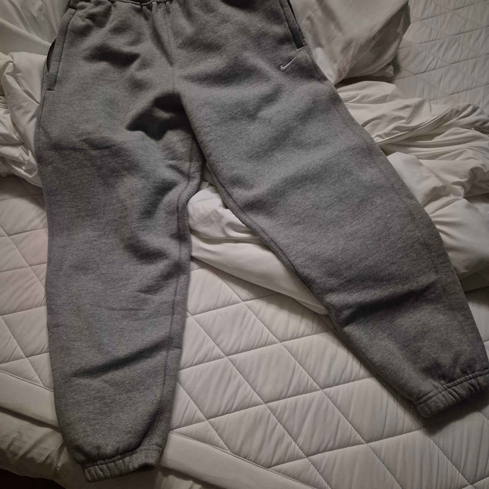 Nike NRG Solo Swoosh Fleece Pants Dark Grey Heather - Asia 착용 스타일