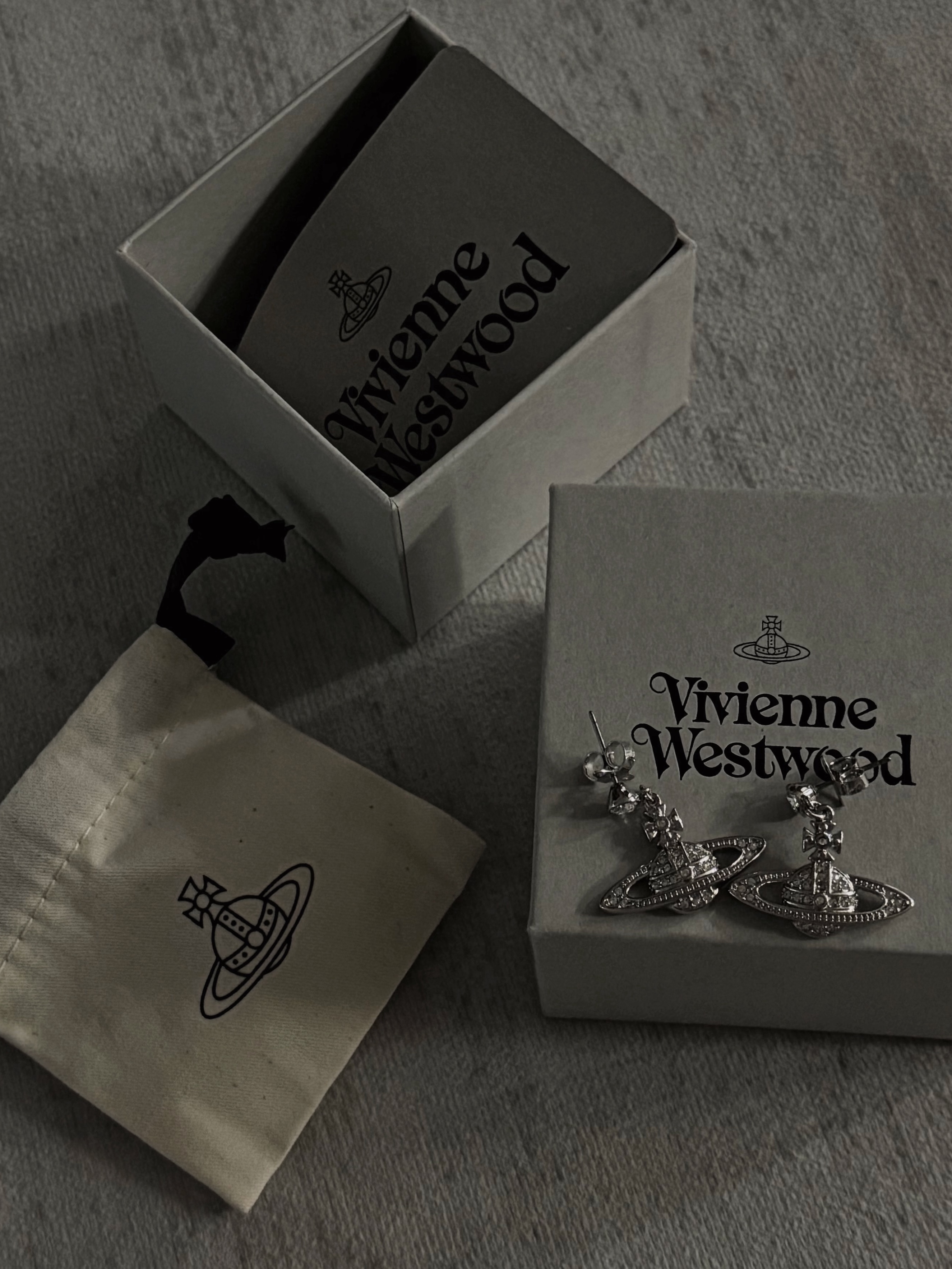 (W) Vivienne Westwood Mini Bas Relief Drop Earrings Silver 착용 스타일