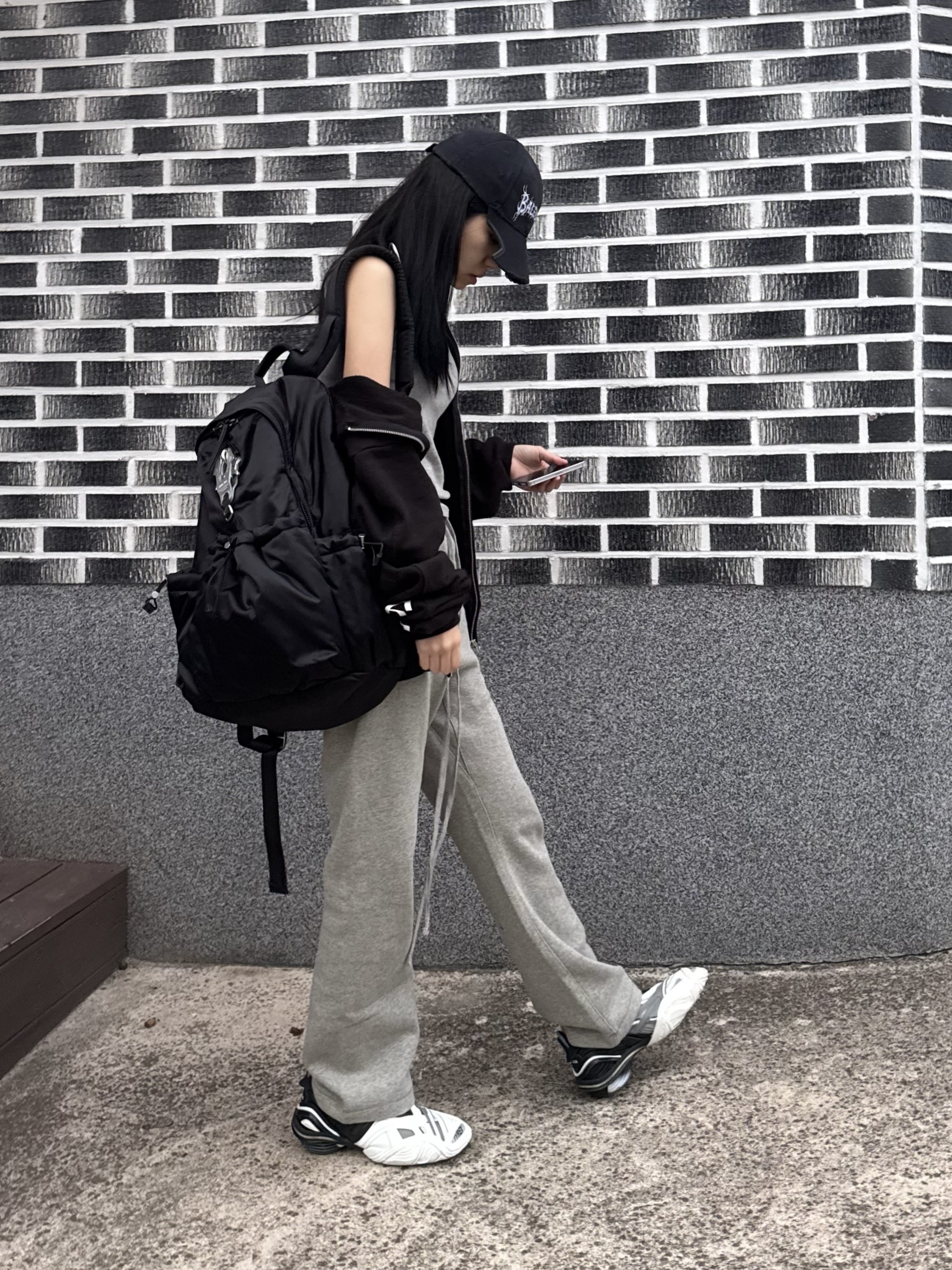 (W) Balenciaga Tyrex Sneakers Black White, Essentials The Core Collection Relaxed Sweatpants Dark Oatmeal 착용 스타일 - 1