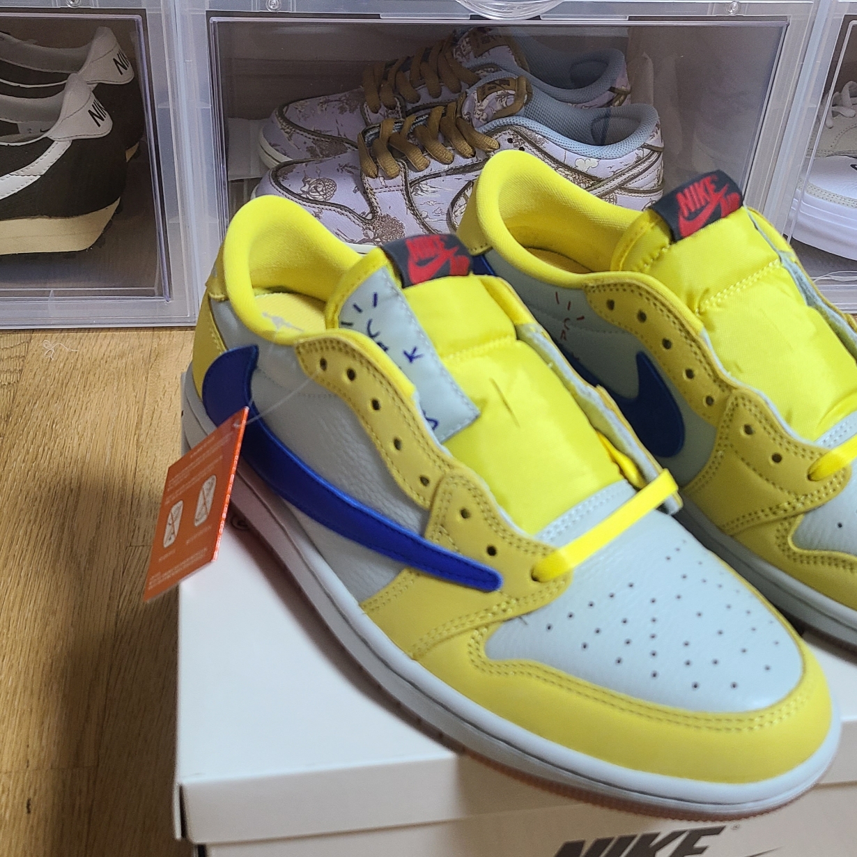 (W) Jordan 1 x Travis Scott Retro Low OG SP Canary 착용 스타일 - 1