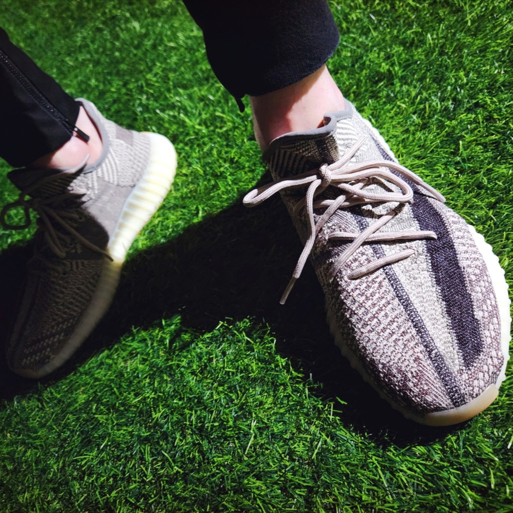 Essentials Crewneck T-Shirt Seal - 24SS, Adidas Yeezy Boost 350 V2 Zyon 착용 스타일 - 4