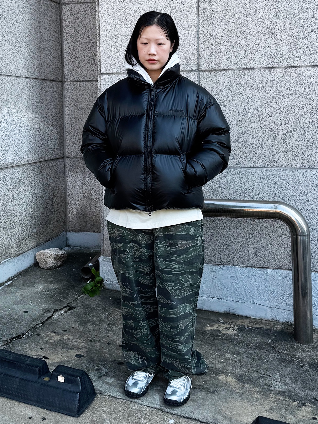 QT8 GARMENTS Glossy Duck Down Short Padding Black, Fila Echappe MS Silver Moon 착용 스타일 - 1