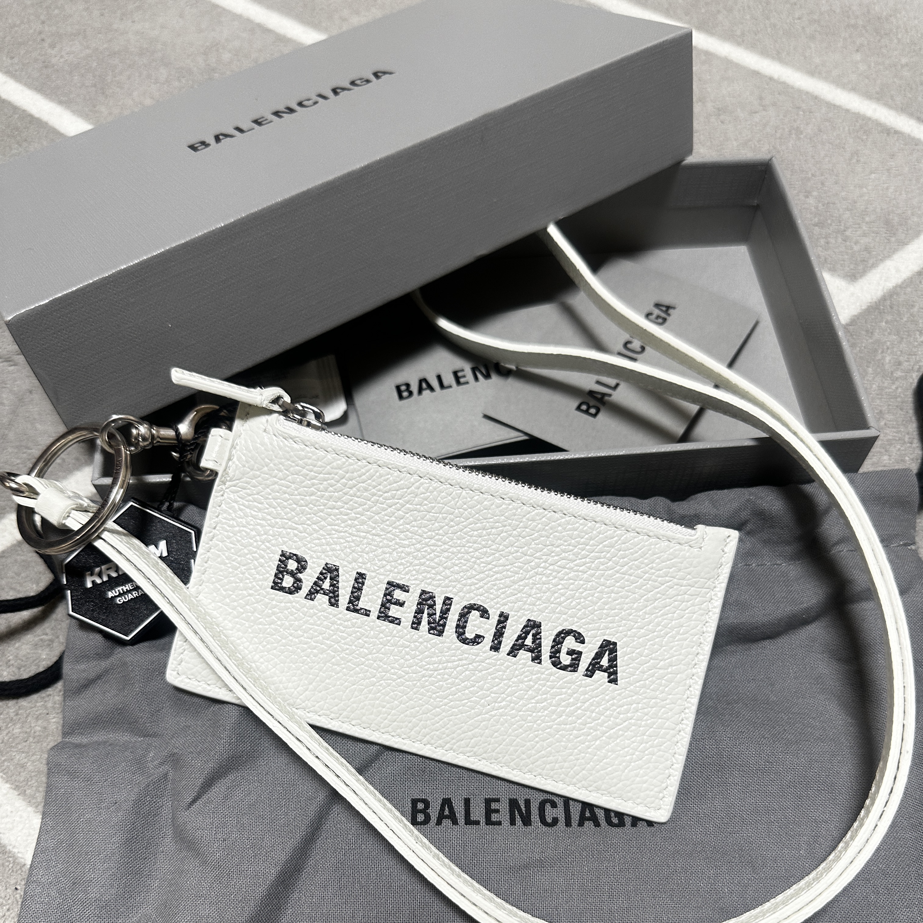 Balenciaga Cash Keyring Card Case White 착용 스타일 - 1