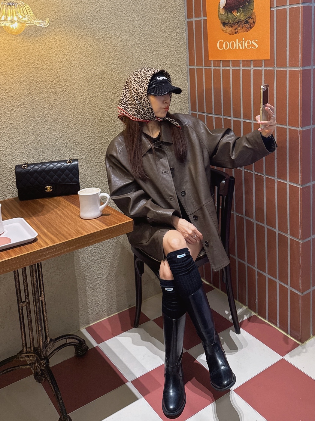 Supreme 2-Tone Corduroy Camp Cap Black - 23SS, Chanel Medium Classic Handbag Grained Calfskin & Gold Black 착용 스타일 - 2