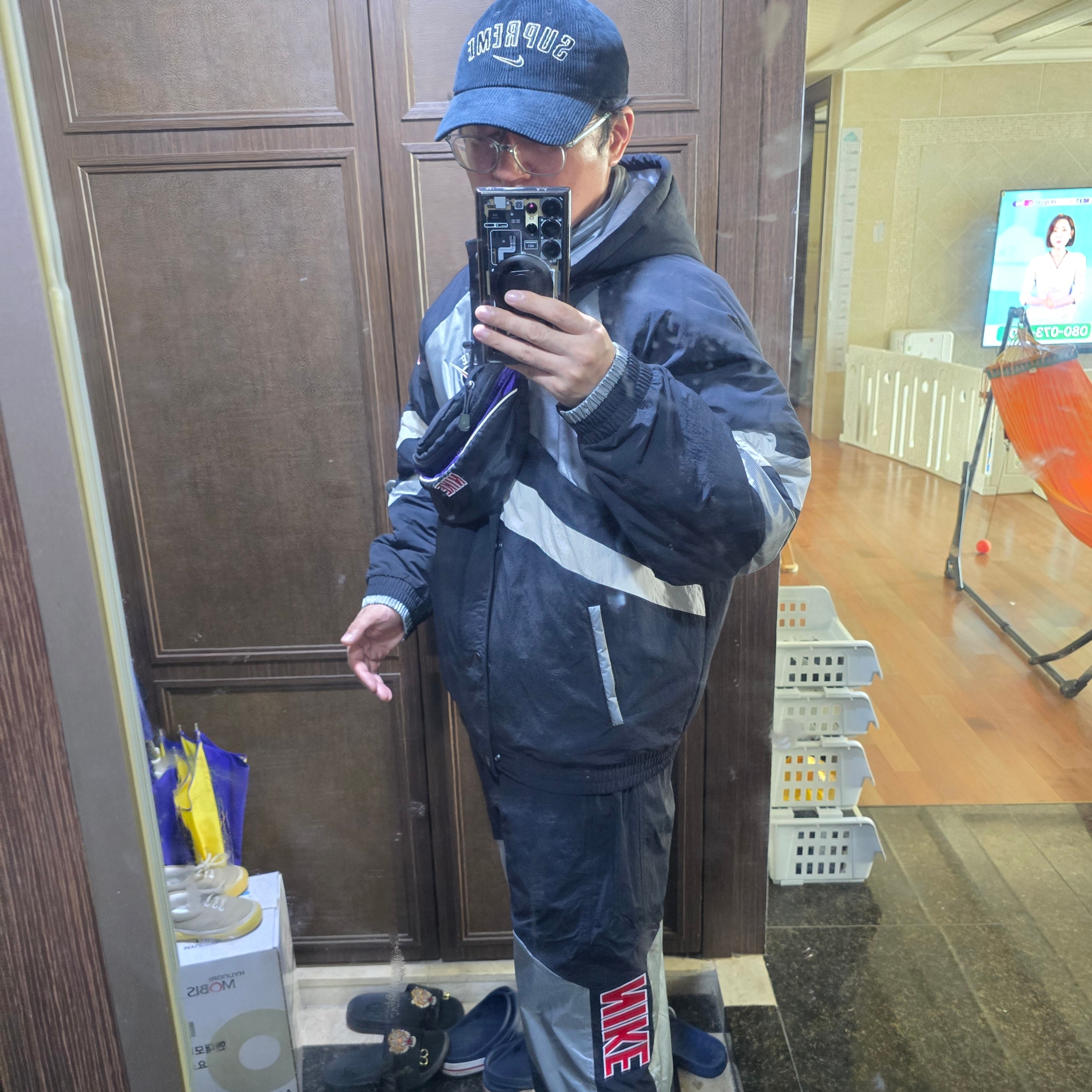 Supreme x Nike Shoulder Bag Purple - 19SS, Supreme x Nike Hooded Sport Jacket Silver - 19SS 착용 스타일 - 3