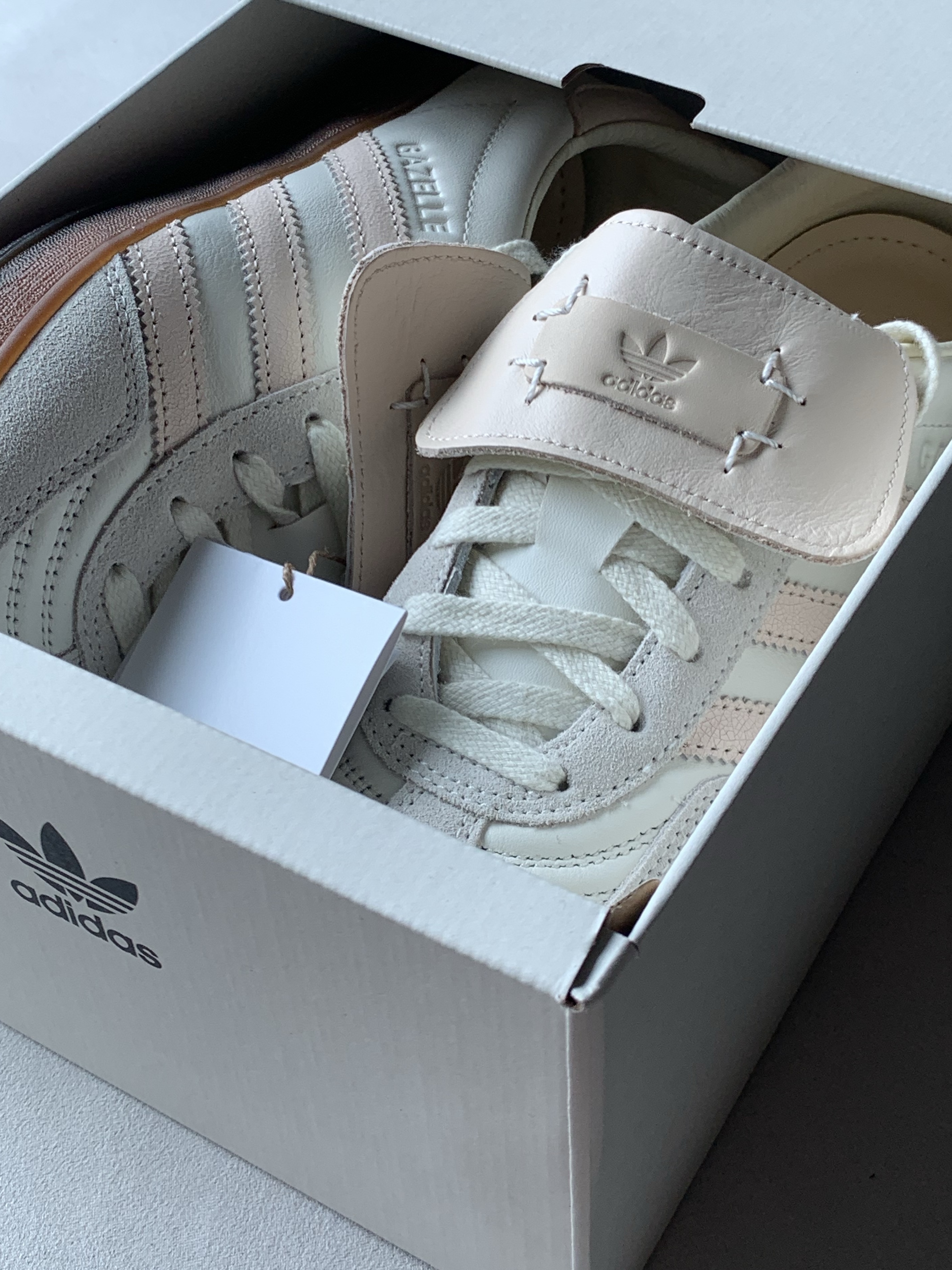 Adidas x Foot Industry Gazelle Indoor Off White Sand Strata 착용 스타일 - 2