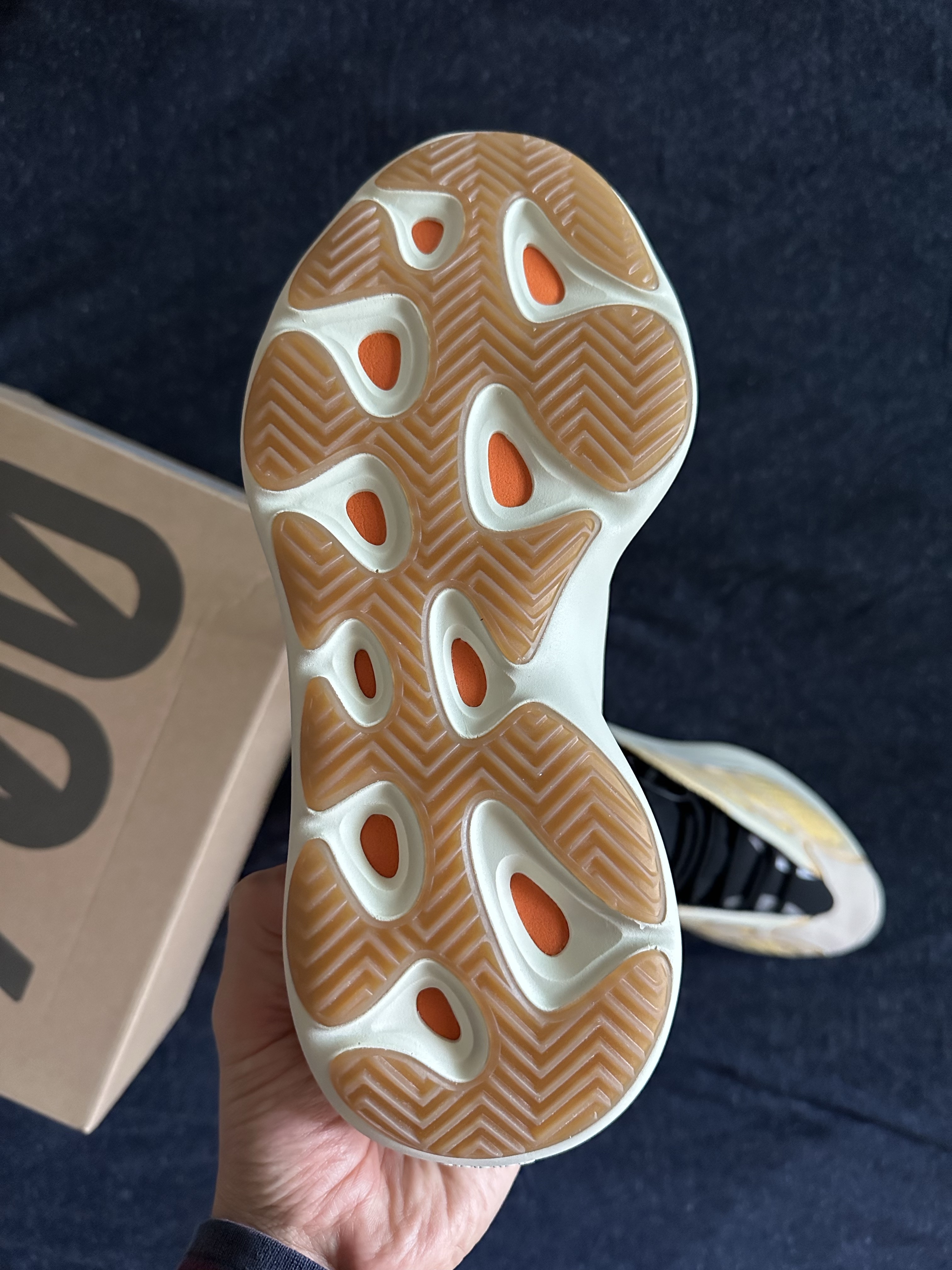 Adidas Yeezy 700 V3 Mono Safflower 착용 스타일 - 3