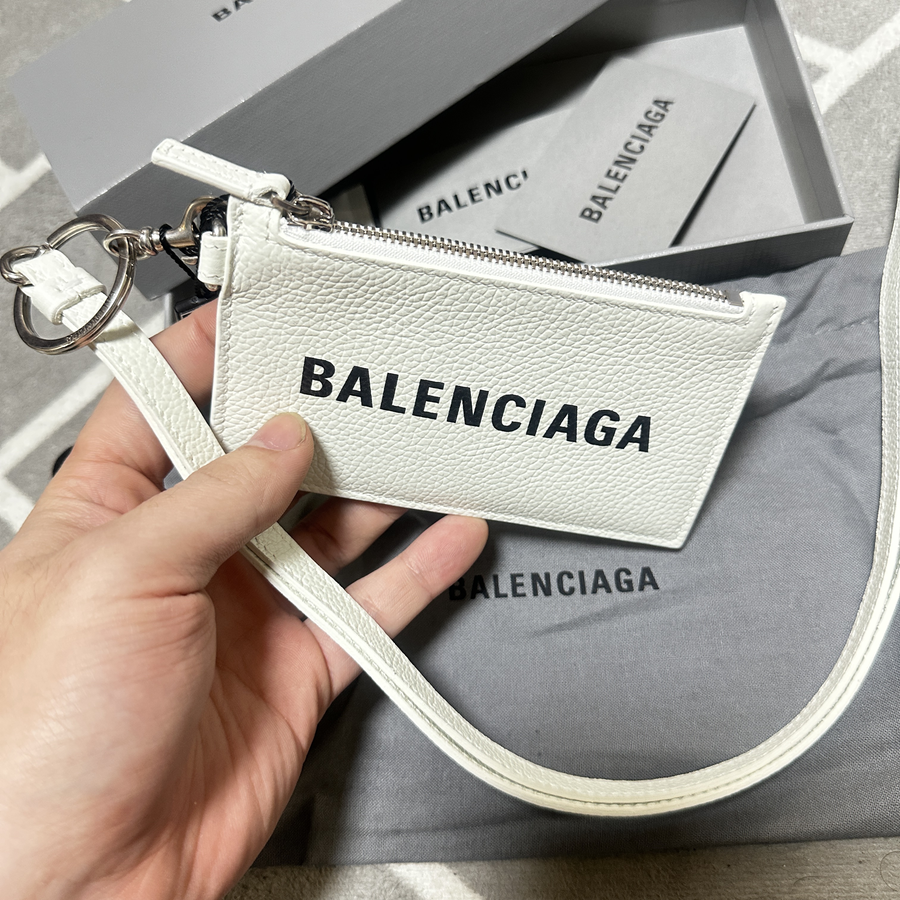 Balenciaga Cash Keyring Card Case White 착용 스타일 - 2