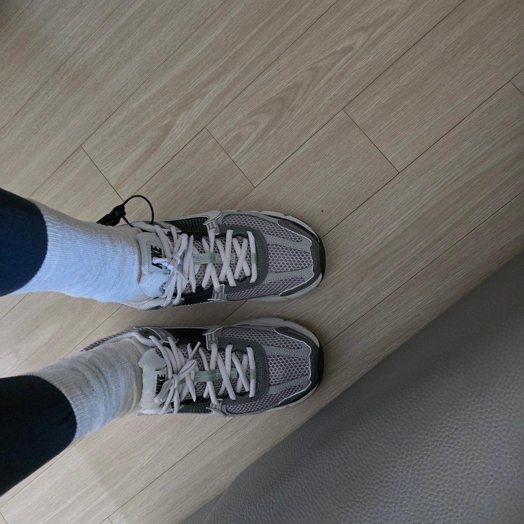(W) Nike Zoom Vomero 5 Cobblestone and Flat Pewter 착용 스타일