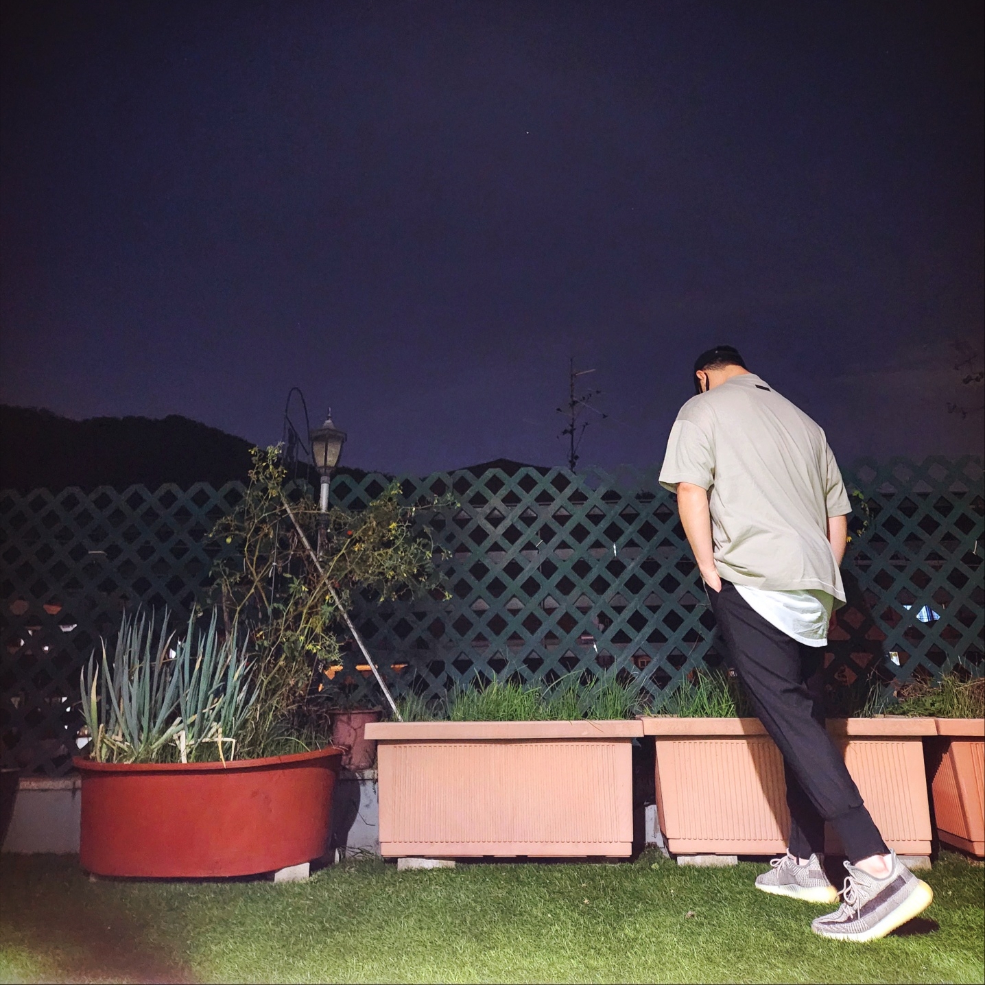 Essentials Crewneck T-Shirt Seal - 24SS, Adidas Yeezy Boost 350 V2 Zyon 착용 스타일 - 2