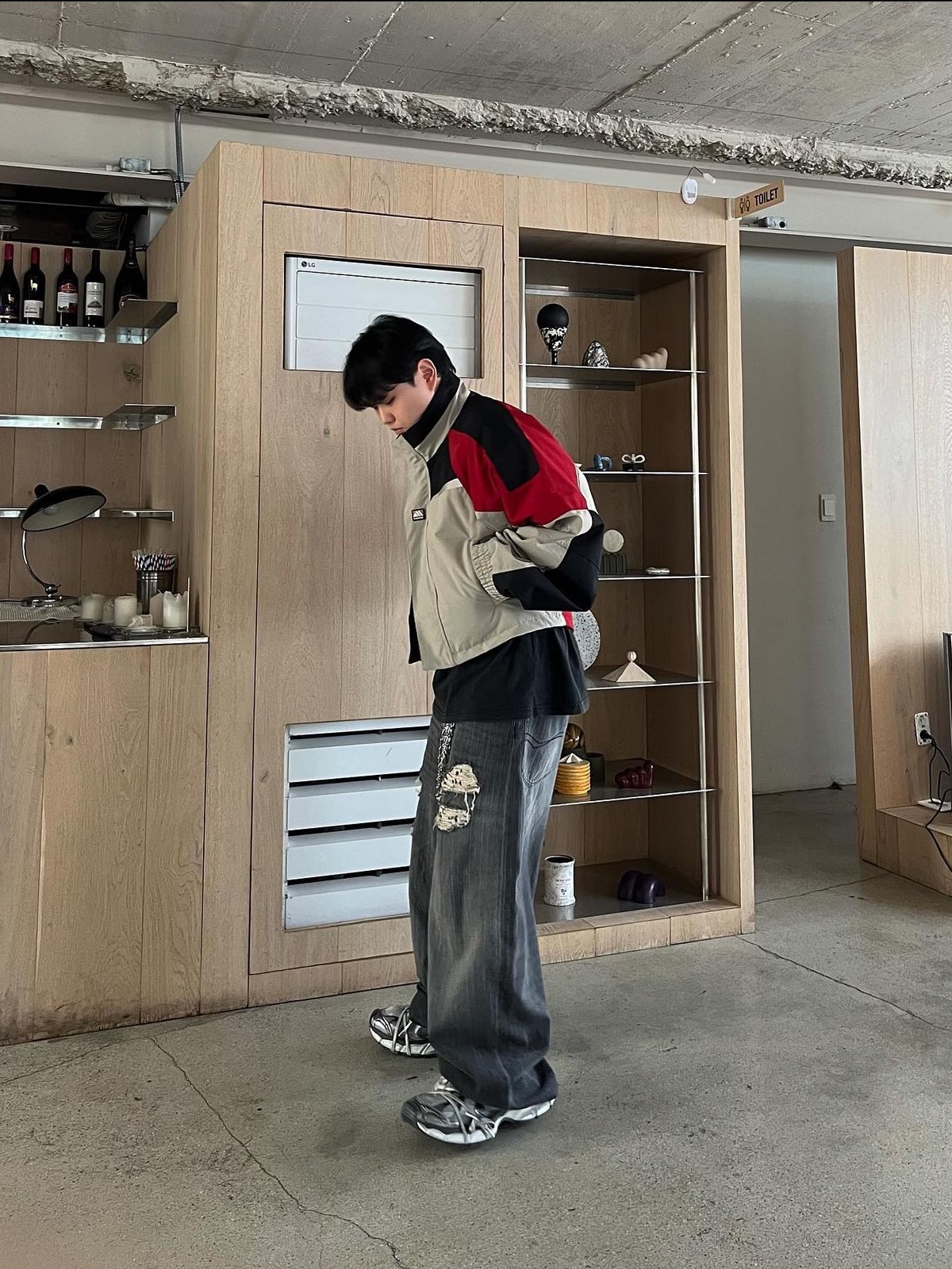 Balenciaga 3XL Sneakers Grey White Red 착용 스타일
