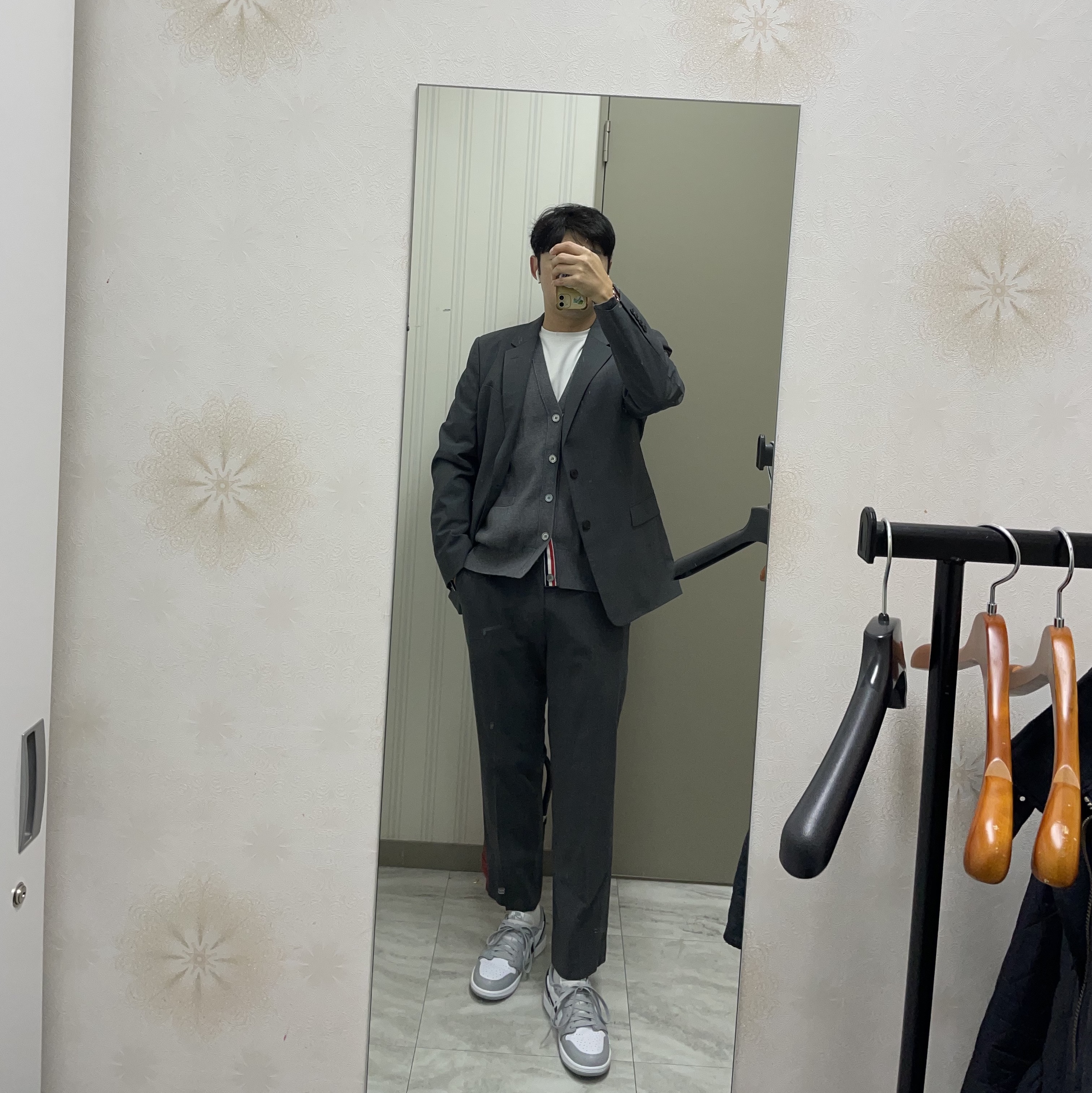 Thom Browne Milano Stitch 4-Bar Cardigan Medium Grey, Jordan 1 Retro Low OG Wolf Grey and White 착용 스타일