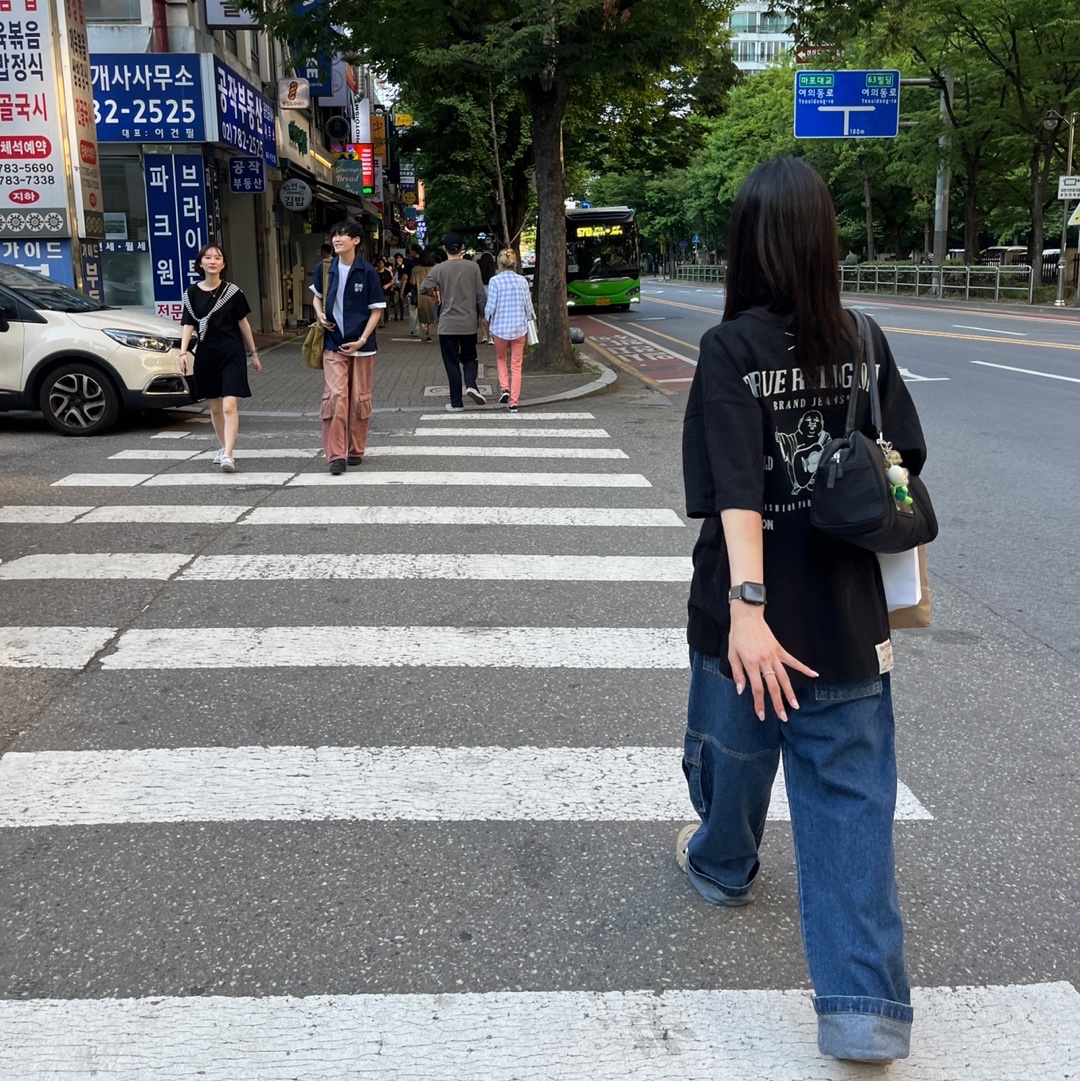 True Religion Origin Logo T-Shirt Black, Matin Kim Sporty Tote Bag Black 착용 스타일 - 1