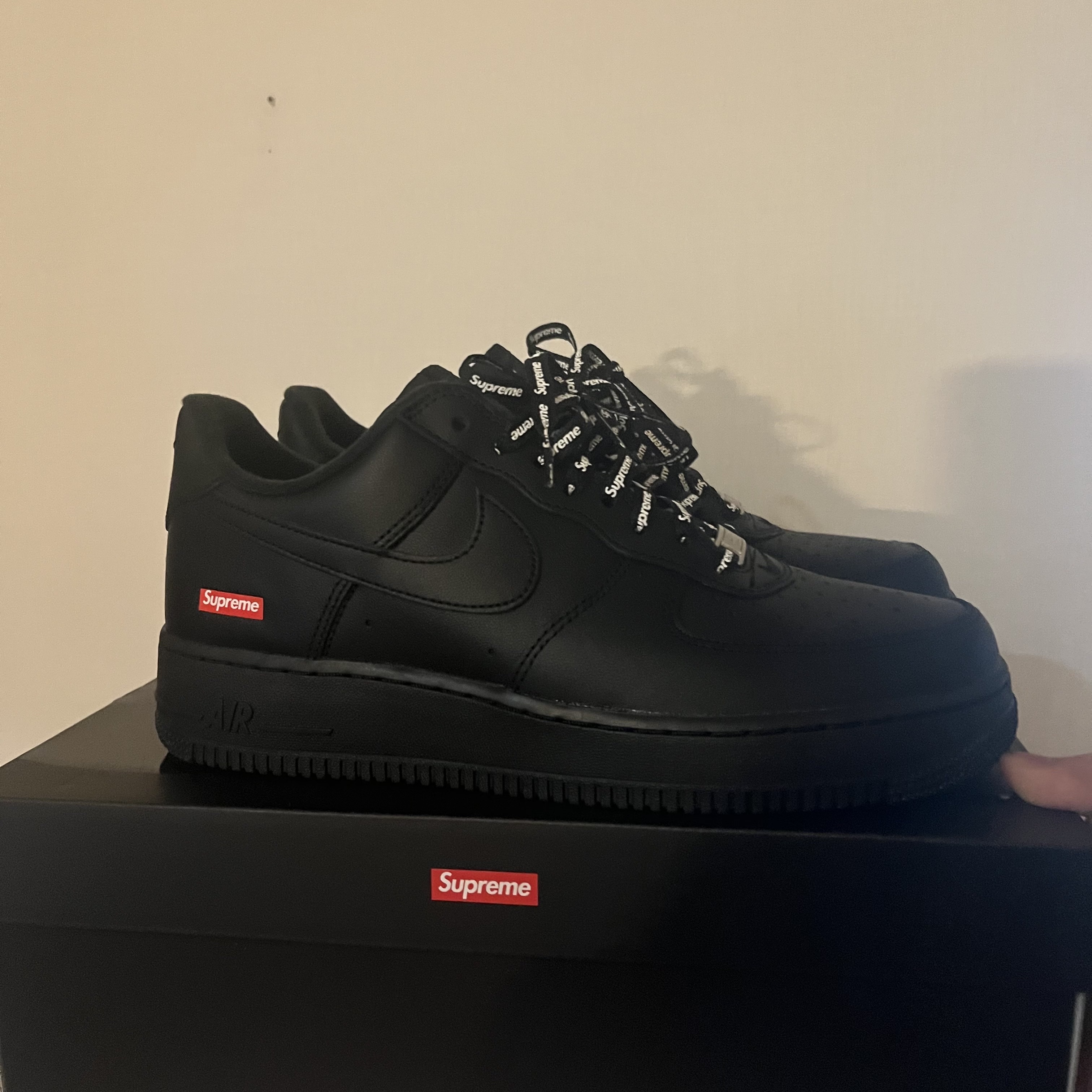 Nike x Supreme Air Force 1 Low Black 착용 스타일
