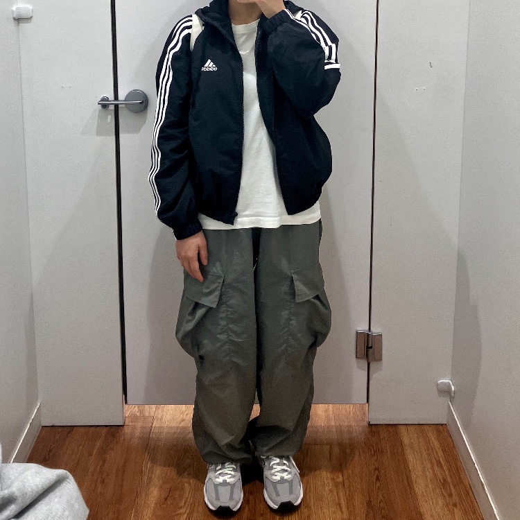 (W) Adidas Essential 3S Woven Windbreaker Jacket Black White - KR Sizing 착용 스타일