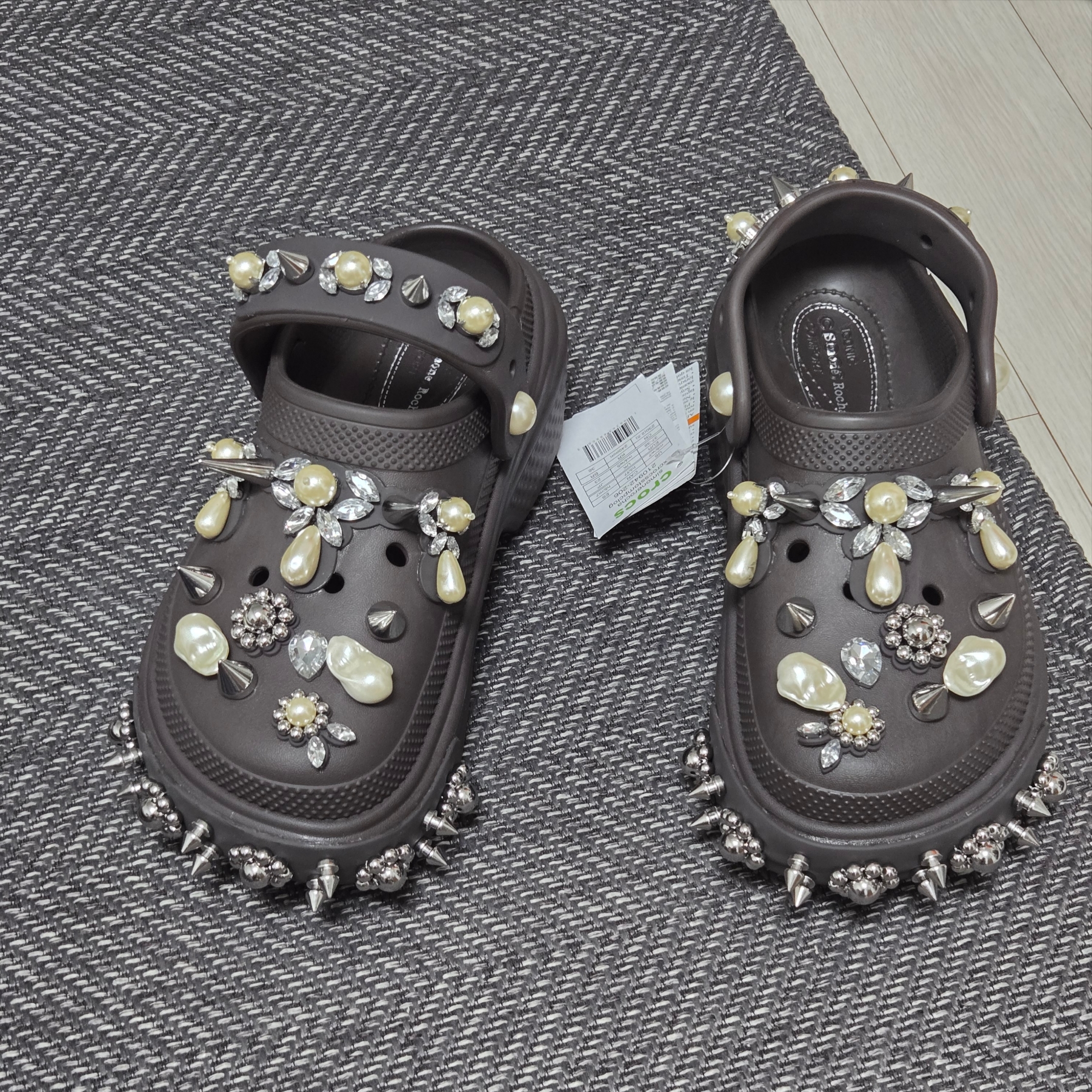 (W) Crocs x Simone Rocha Stomp Clog Espresso 착용 스타일 - 3