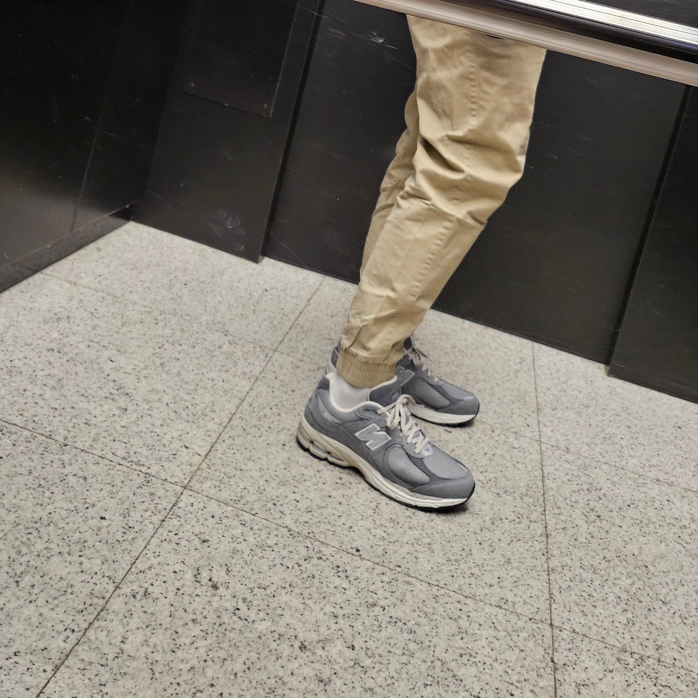 New Balance 2002R Premium Vintage Grey 착용 스타일