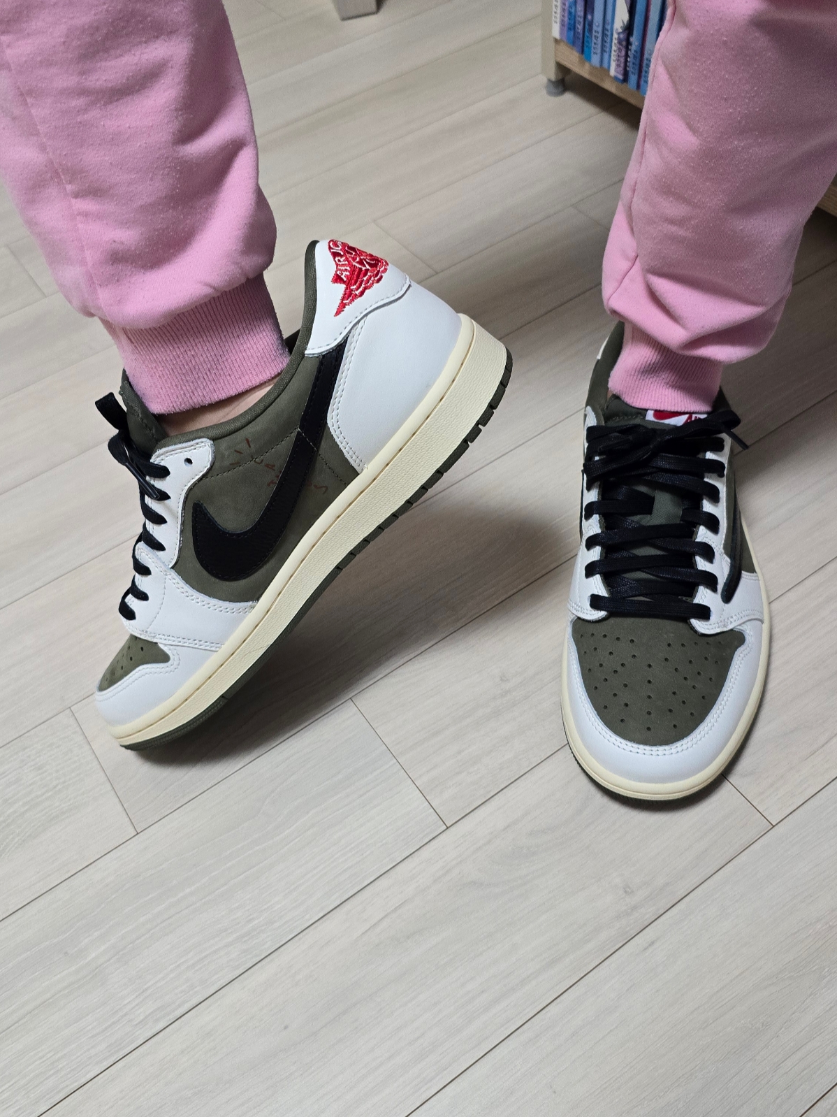 Jordan 1 x Travis Scott Retro Low OG SP Reverse Olive 착용 스타일