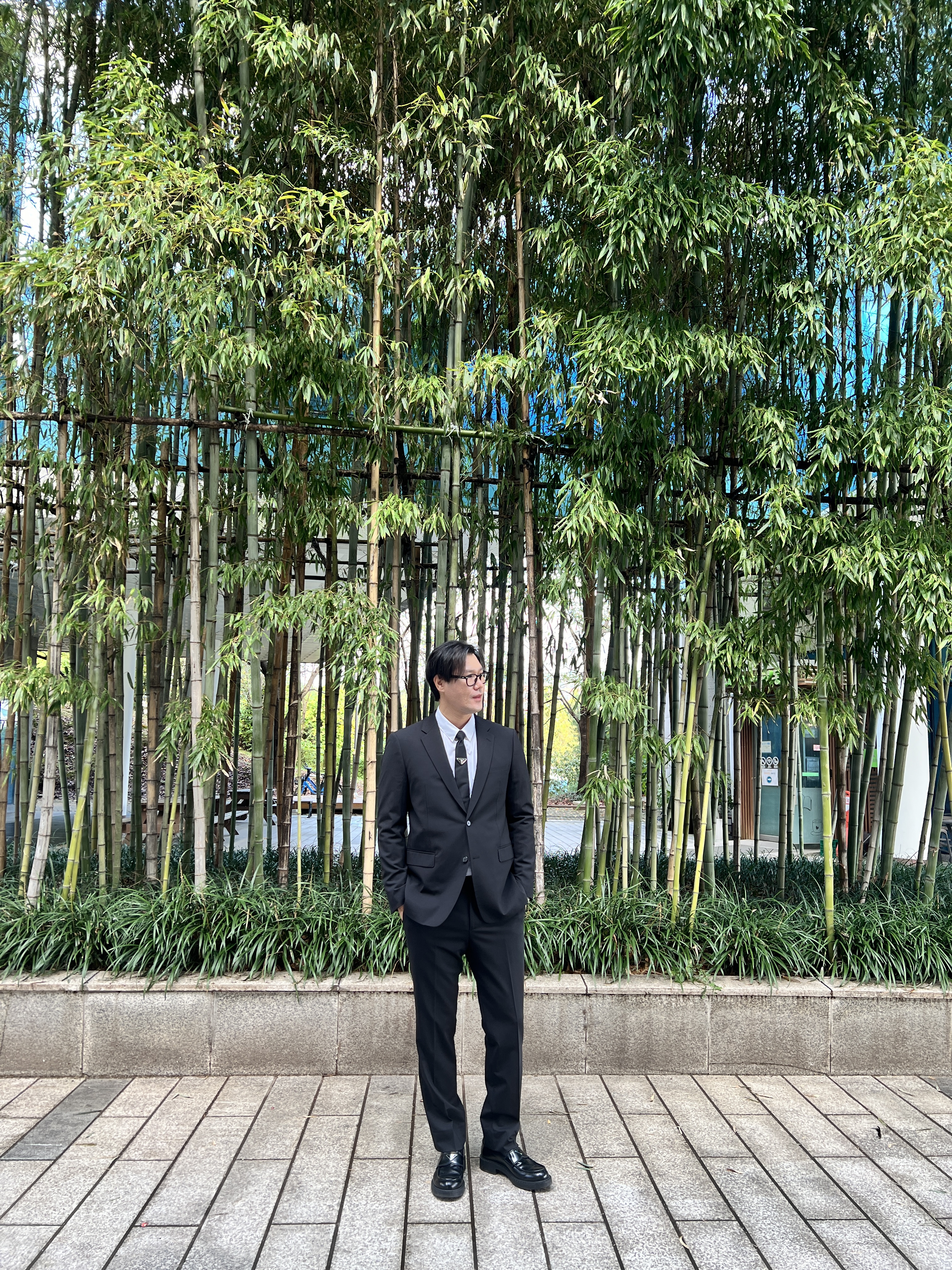 Prada Re-Nylon Gabardine Tie Black, Prada Chocolate Brushed Leather Loafers Black 착용 스타일 - 2