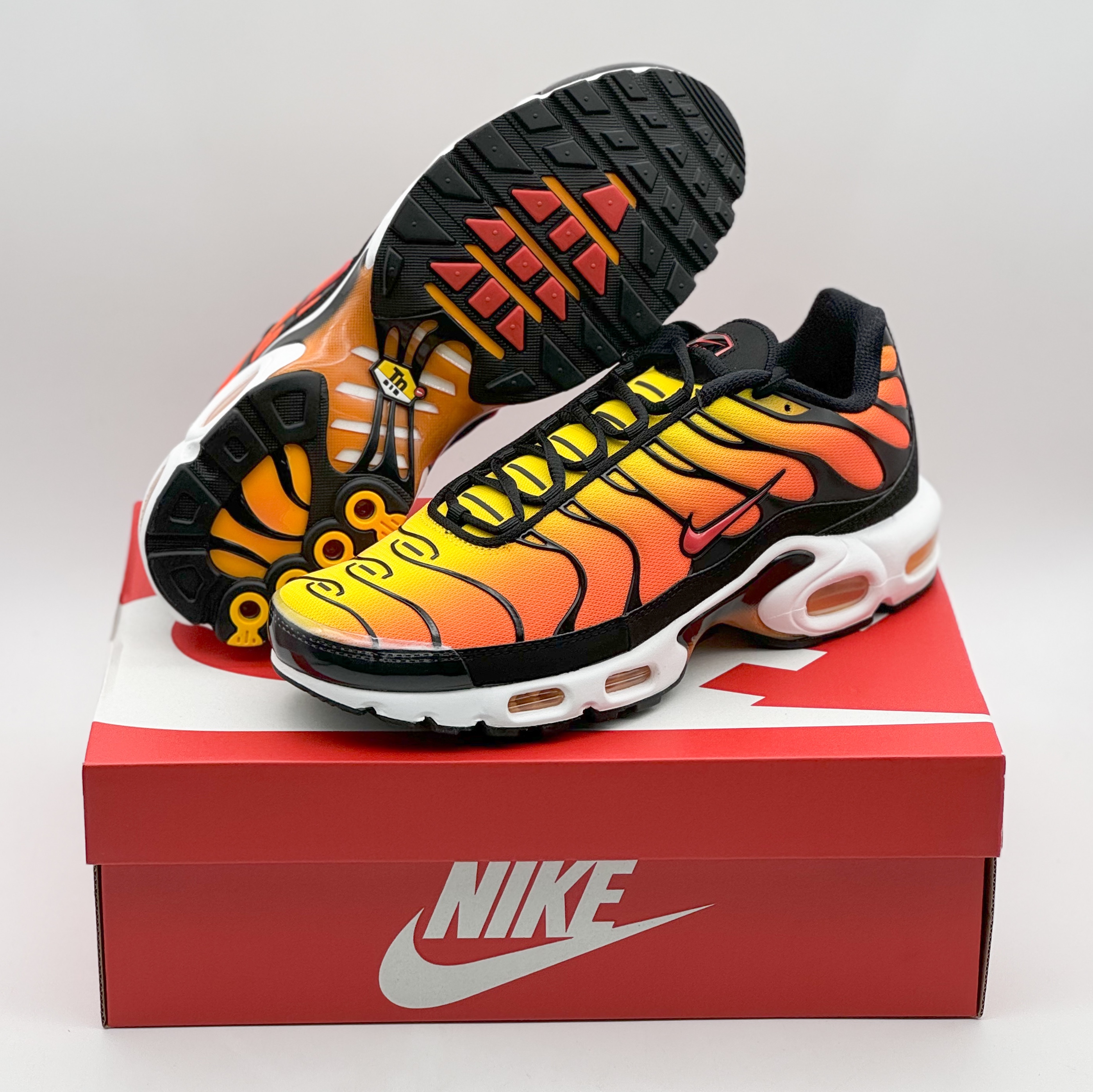 Nike Air Max Plus Bright Ceramic and Tour Yellow 착용 스타일 - 1
