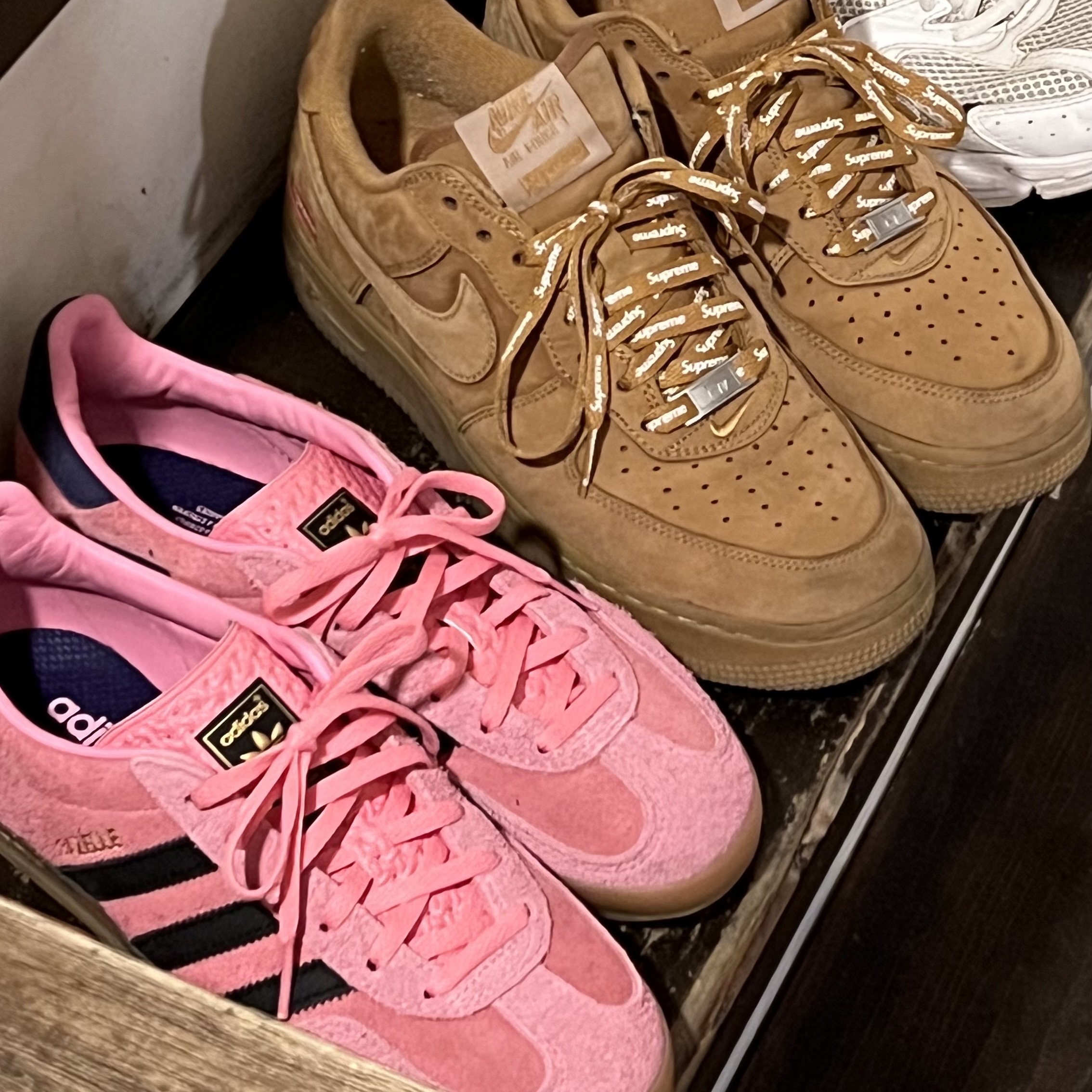 (W) Adidas Gazelle Indoor Bliss Pink, Nike x Supreme Air Force 1 Low Flax 착용 스타일