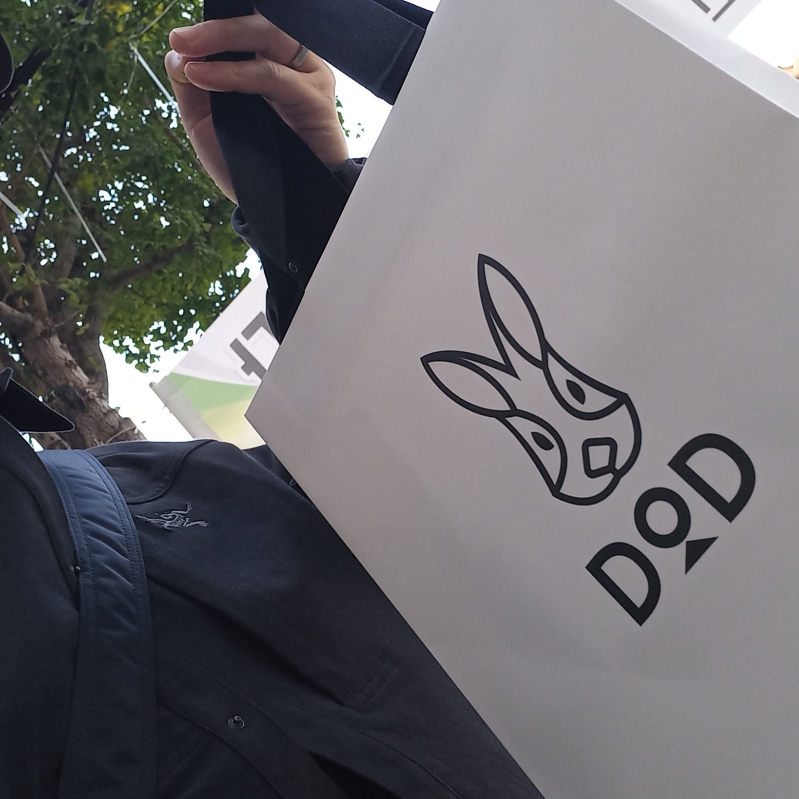 Arc'teryx Cronin Cotton Overshirt Black, Longchamp Le Pliage Original Tote Bag M Black 착용 스타일 - 2