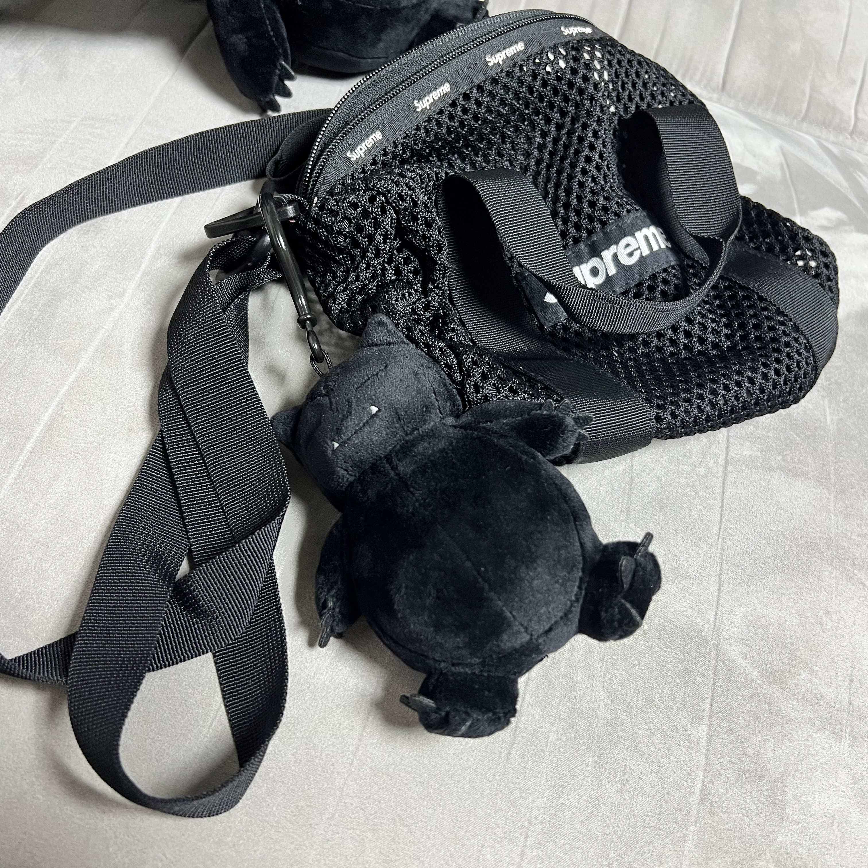 Fragment x Pokemon INN Thunderbolt Project TBP Mascot Key Ring Kabigon Black 착용 스타일 - 1