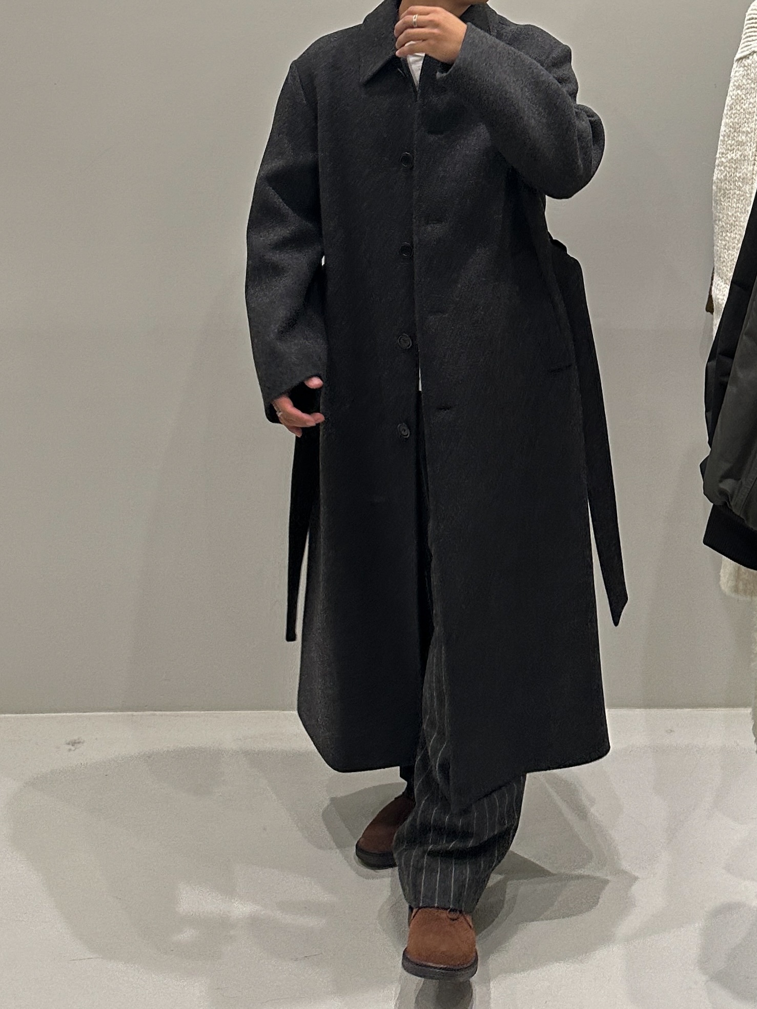 Amomento Mens Single Breasted Long Coat Charcoal - 24FW 착용 스타일 - 4