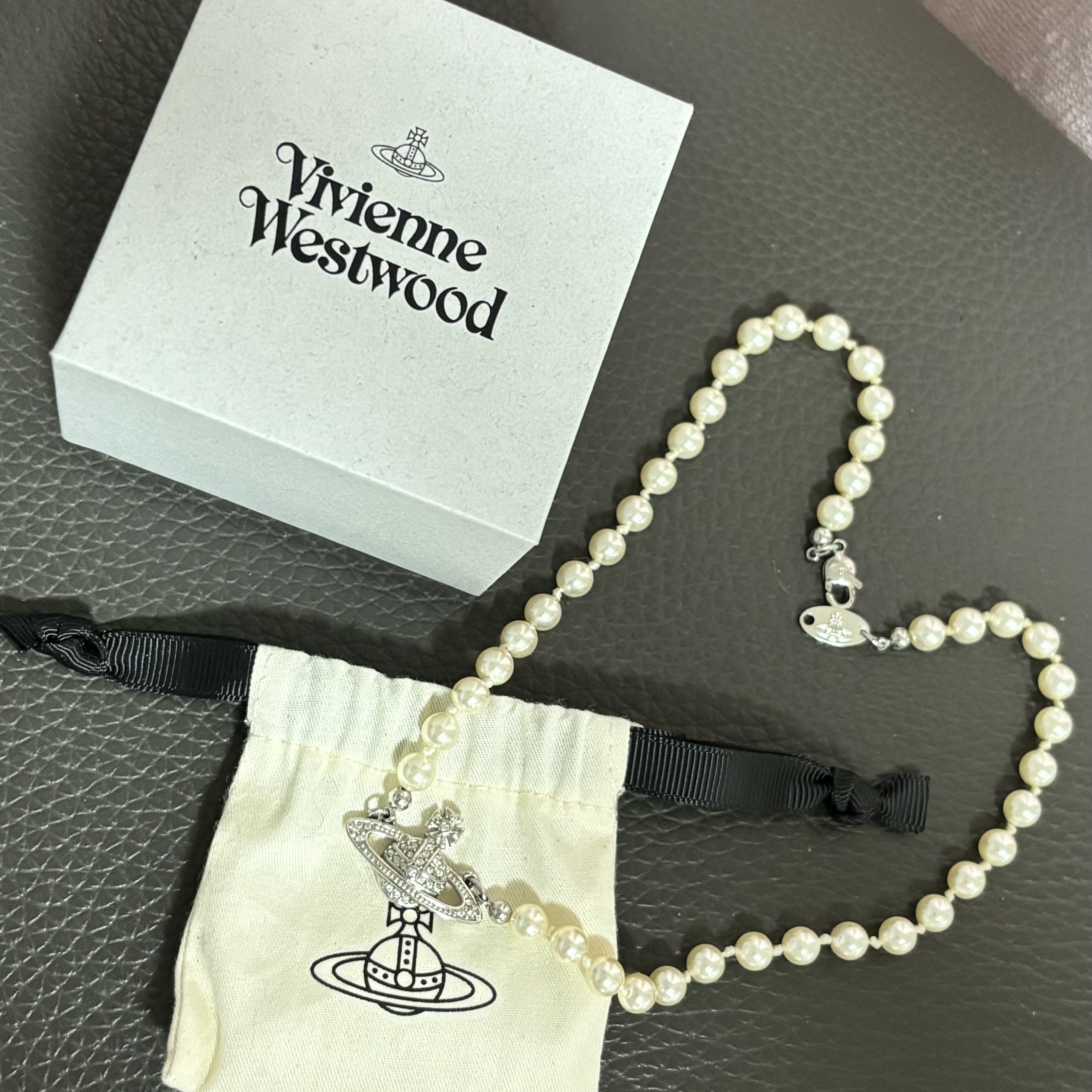 Vivienne Westwood Mini Bas Relief Choker Silver 착용 스타일