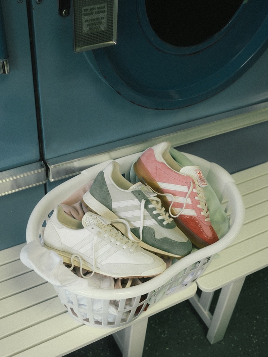 Adidas x END. Gazelle Indoor Laundromat, Adidas x END. SL 72 Laundromat 착용 스타일 - 2