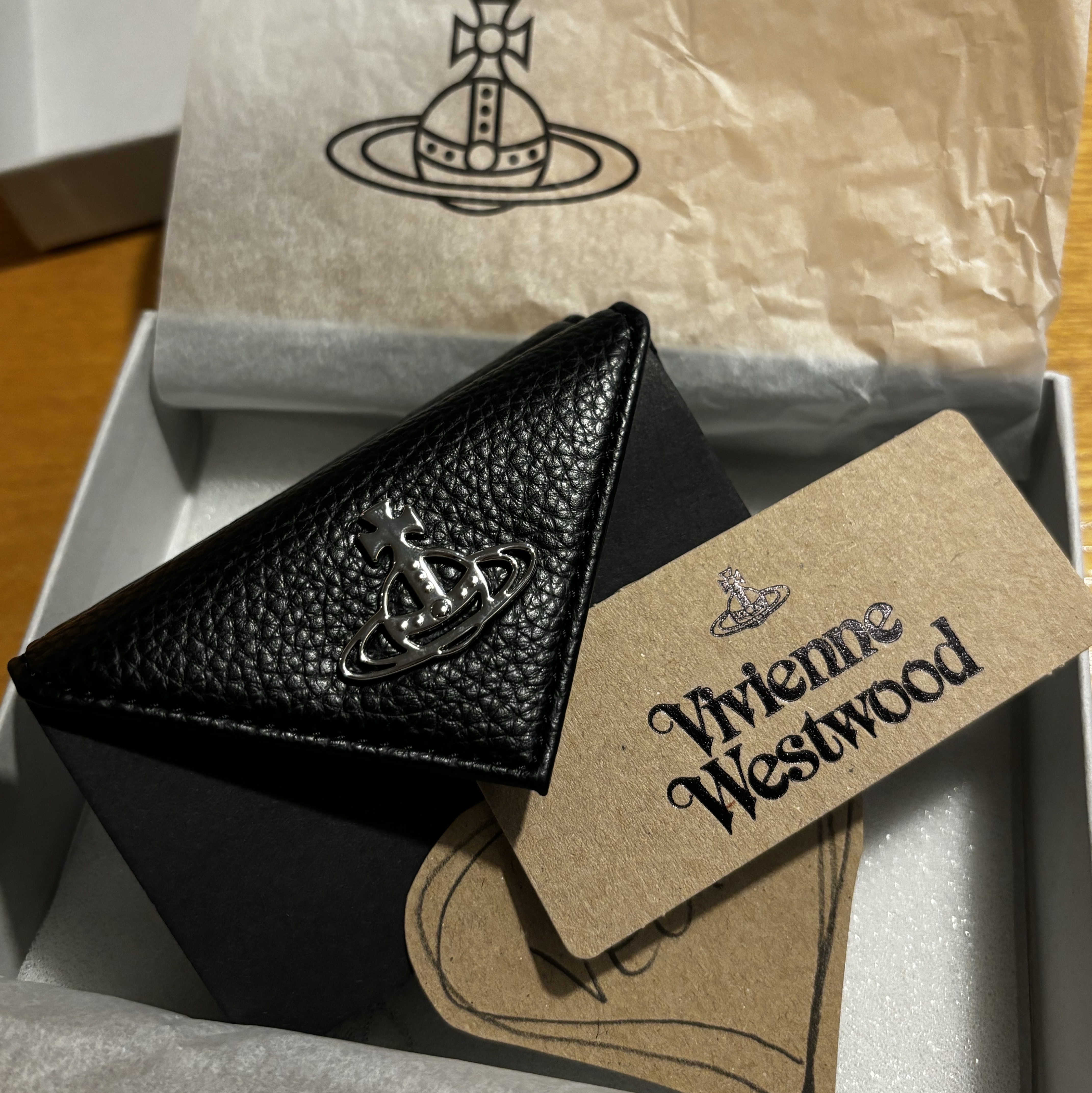Vivienne Westwood Re-Vegan Grain Envelope Bill Fold with Pocket Black 착용 스타일