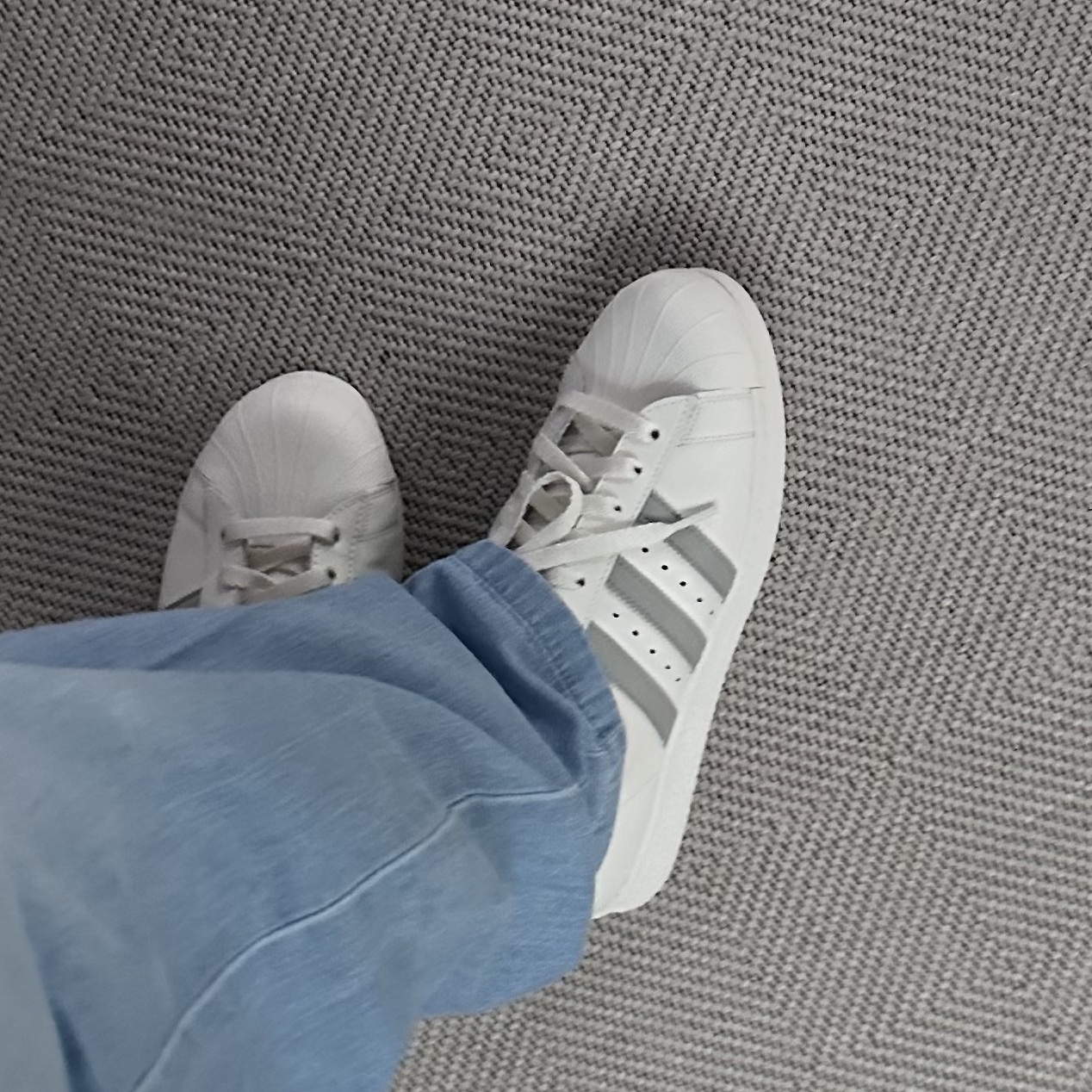 Adidas Superstar 82 Cloud White Metal Grey 착용 스타일 - 1